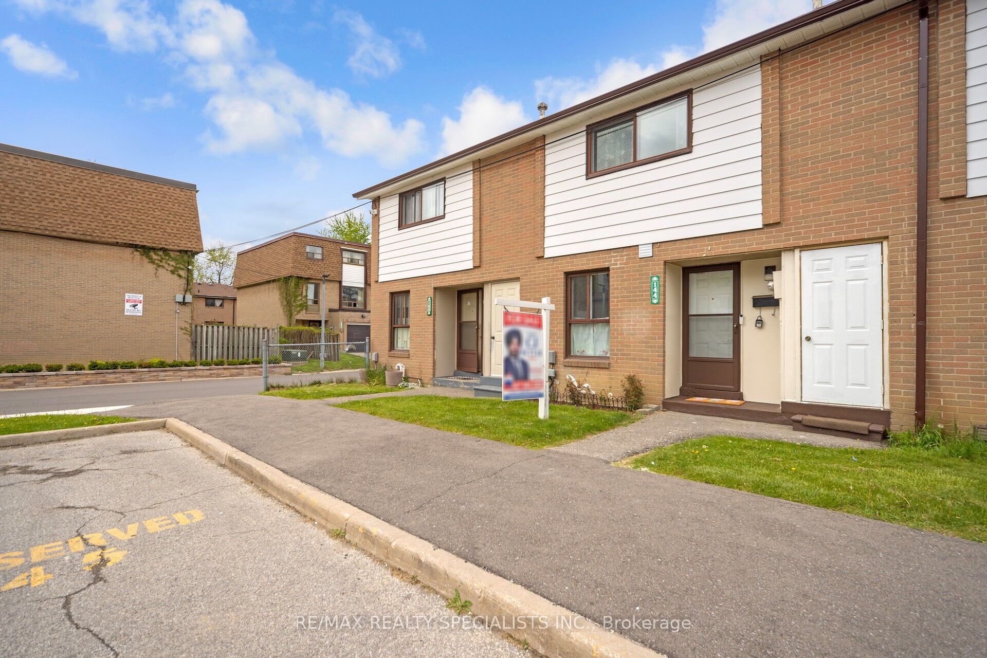 144 Fleetwood Crescent, Brampton, ON L6T 2E6 photo 3