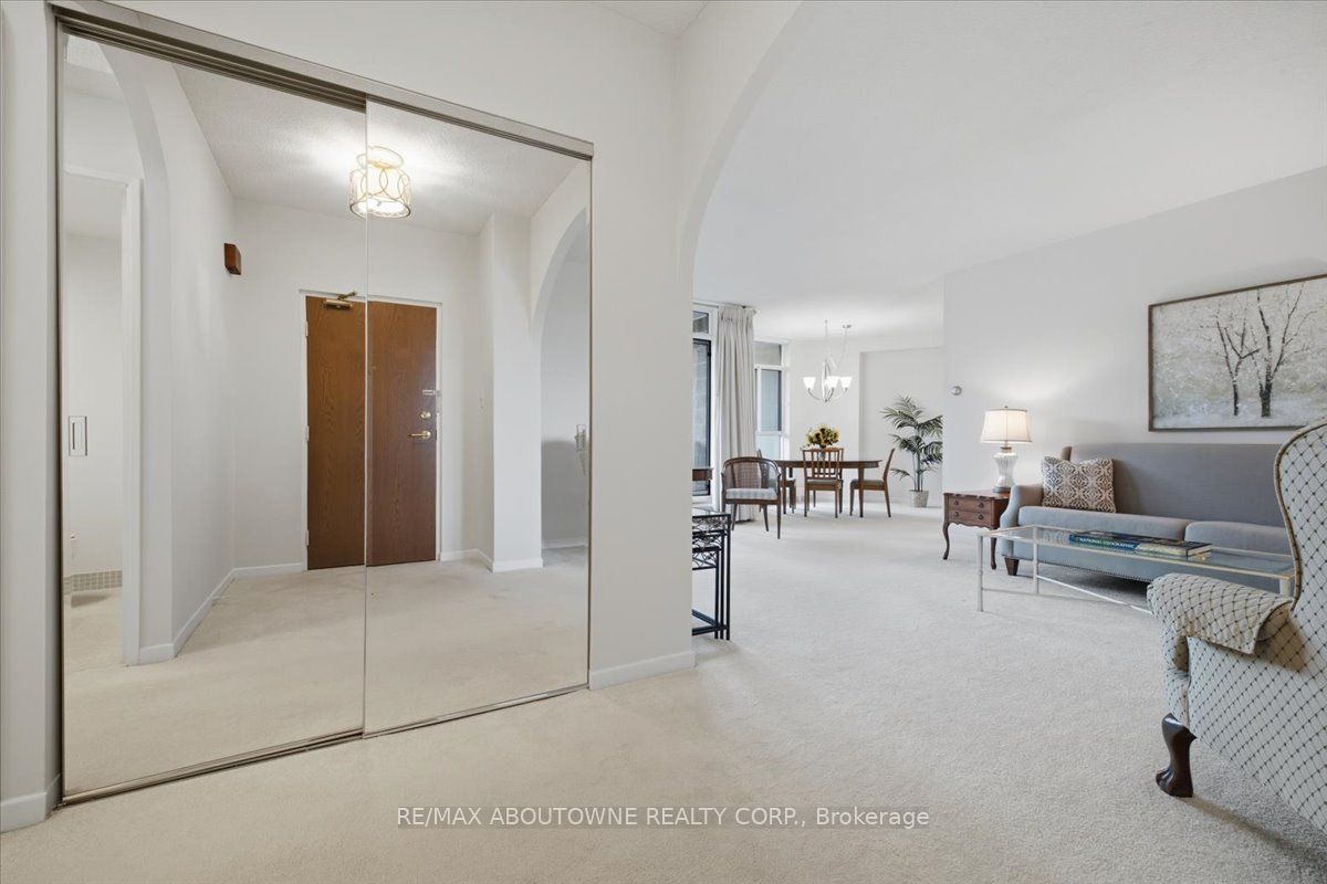 5250 Lakeshore Road 401, Burlington, ON L7L 5L2 photo 2