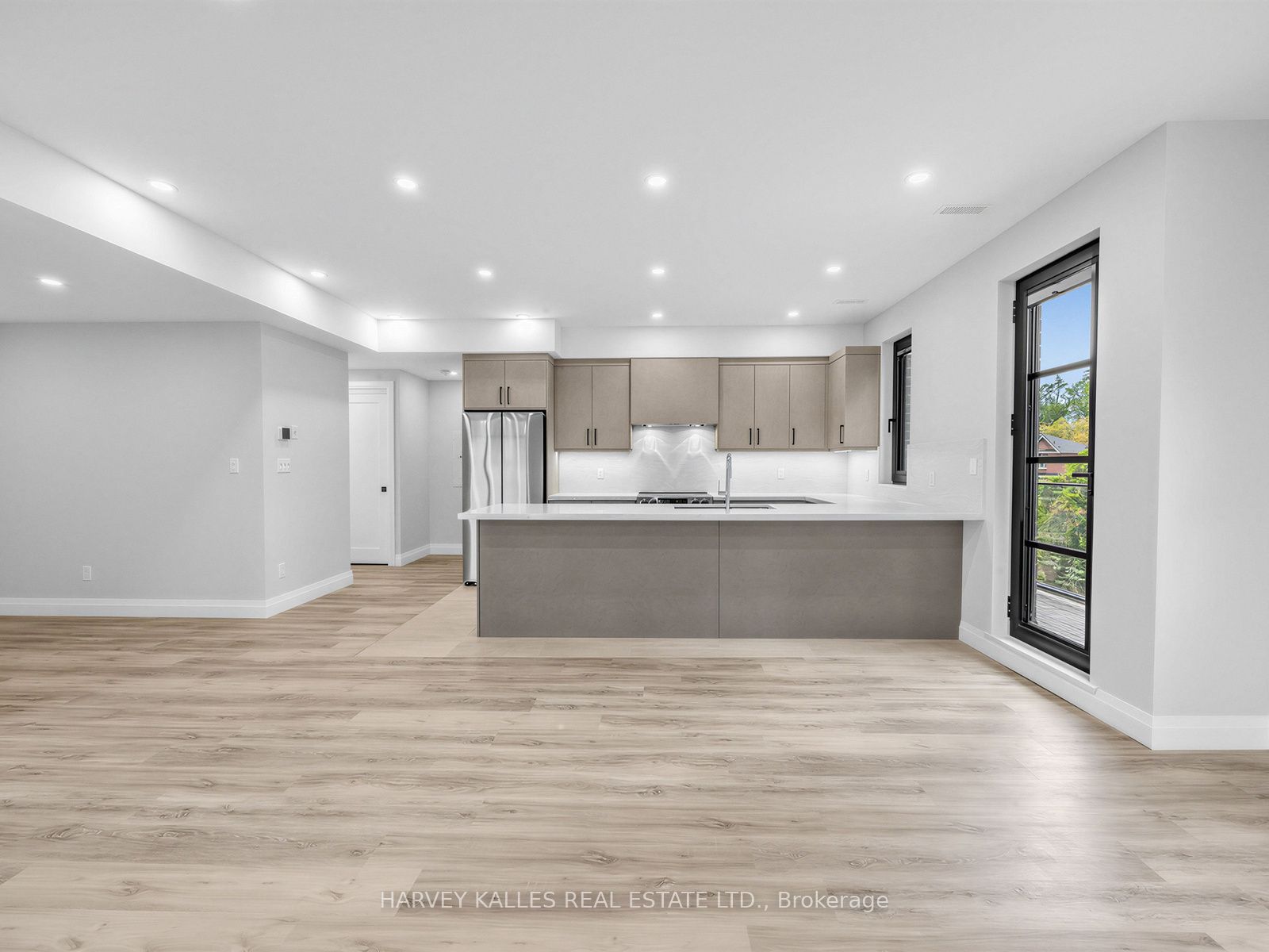 102 Shaver Avenue N 4, Toronto, ON M9B 4N7 photo 2
