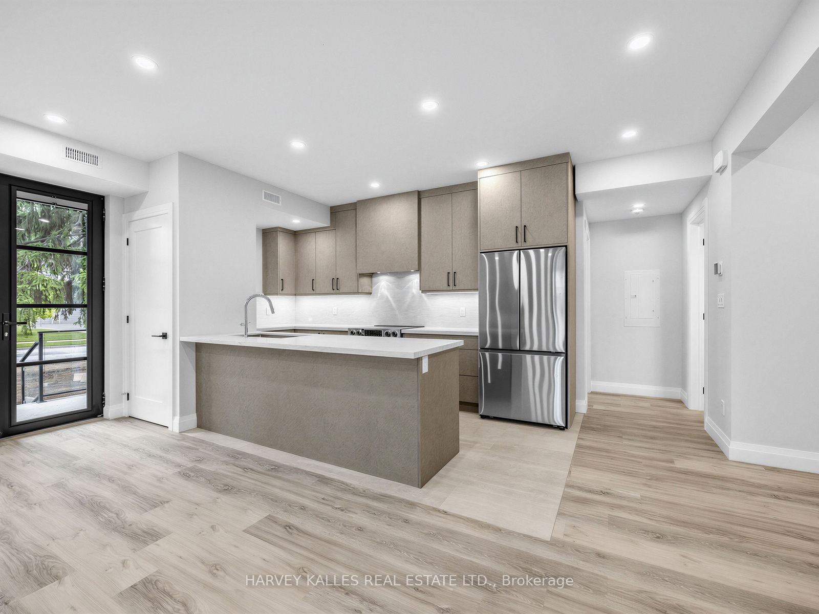 102 Shaver Avenue N 1, Toronto, ON M9B 4N7 photo 2