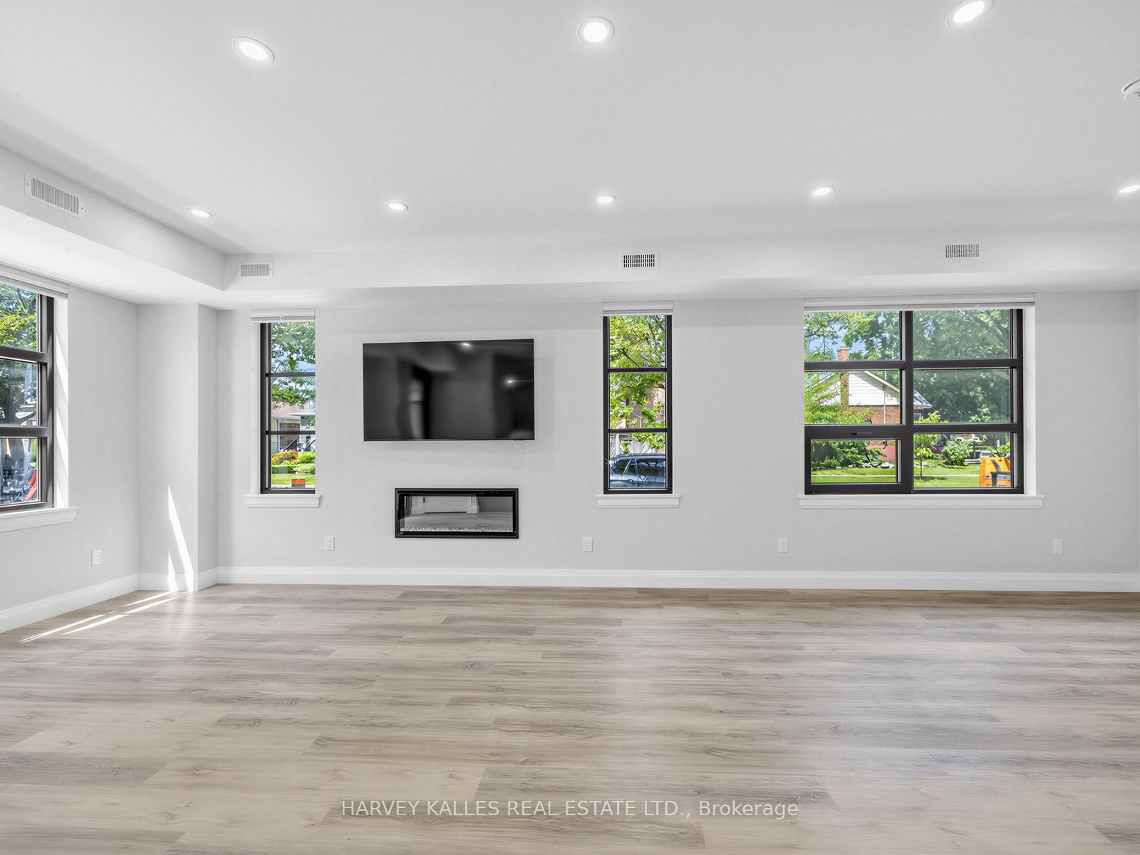 102 Shaver Avenue N 2, Toronto, ON M9B 4N7 photo 3