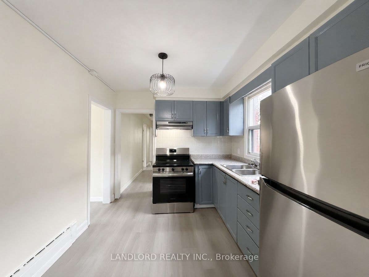 46 Montcalm Avenue Main, Toronto, ON M6E 4N7 photo 2
