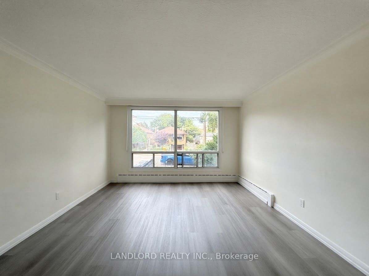 46 Montcalm Avenue Main, Toronto, ON M6E 4N7 photo 4