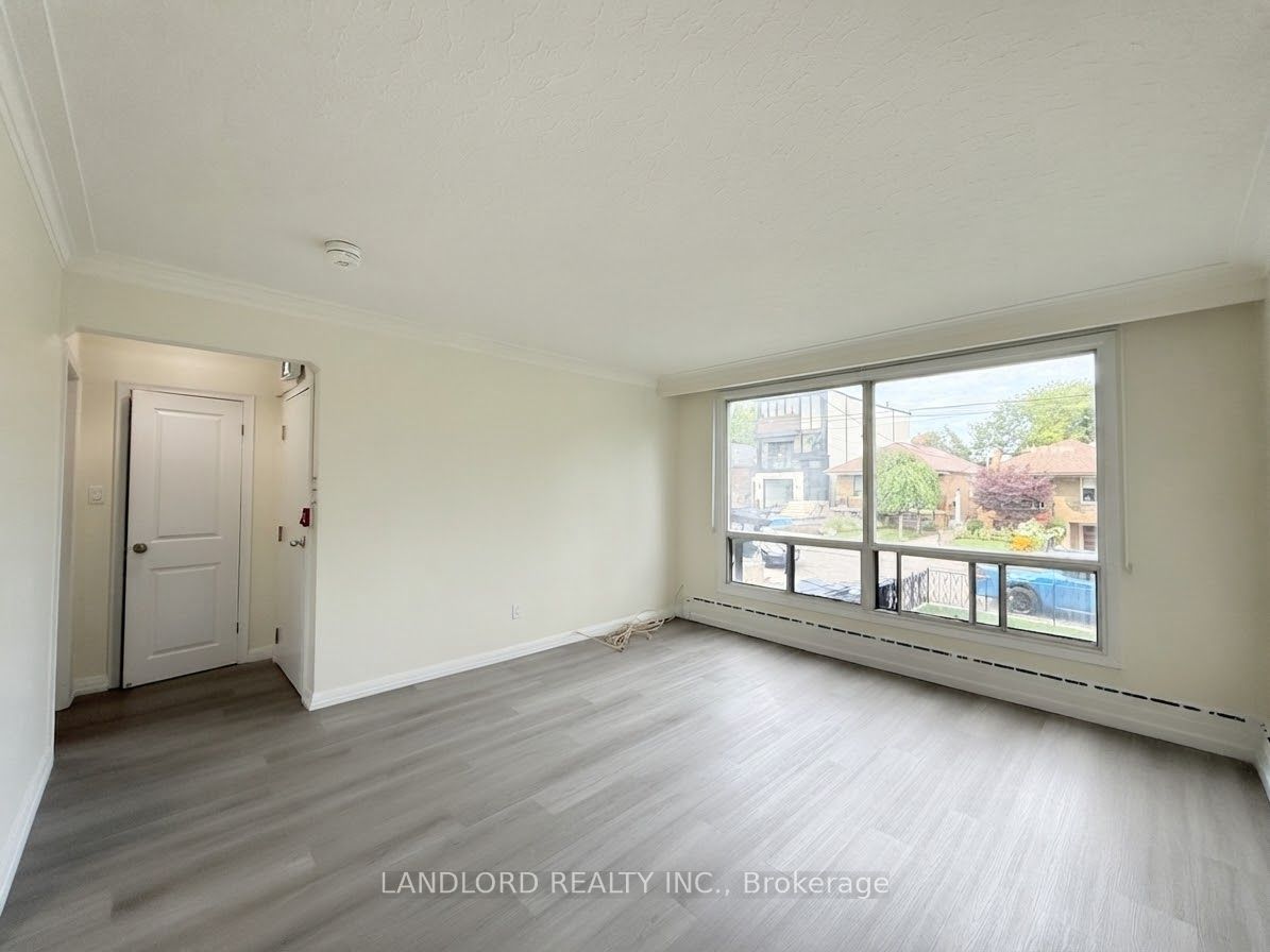 46 Montcalm Avenue Main, Toronto, ON M6E 4N7 photo 5