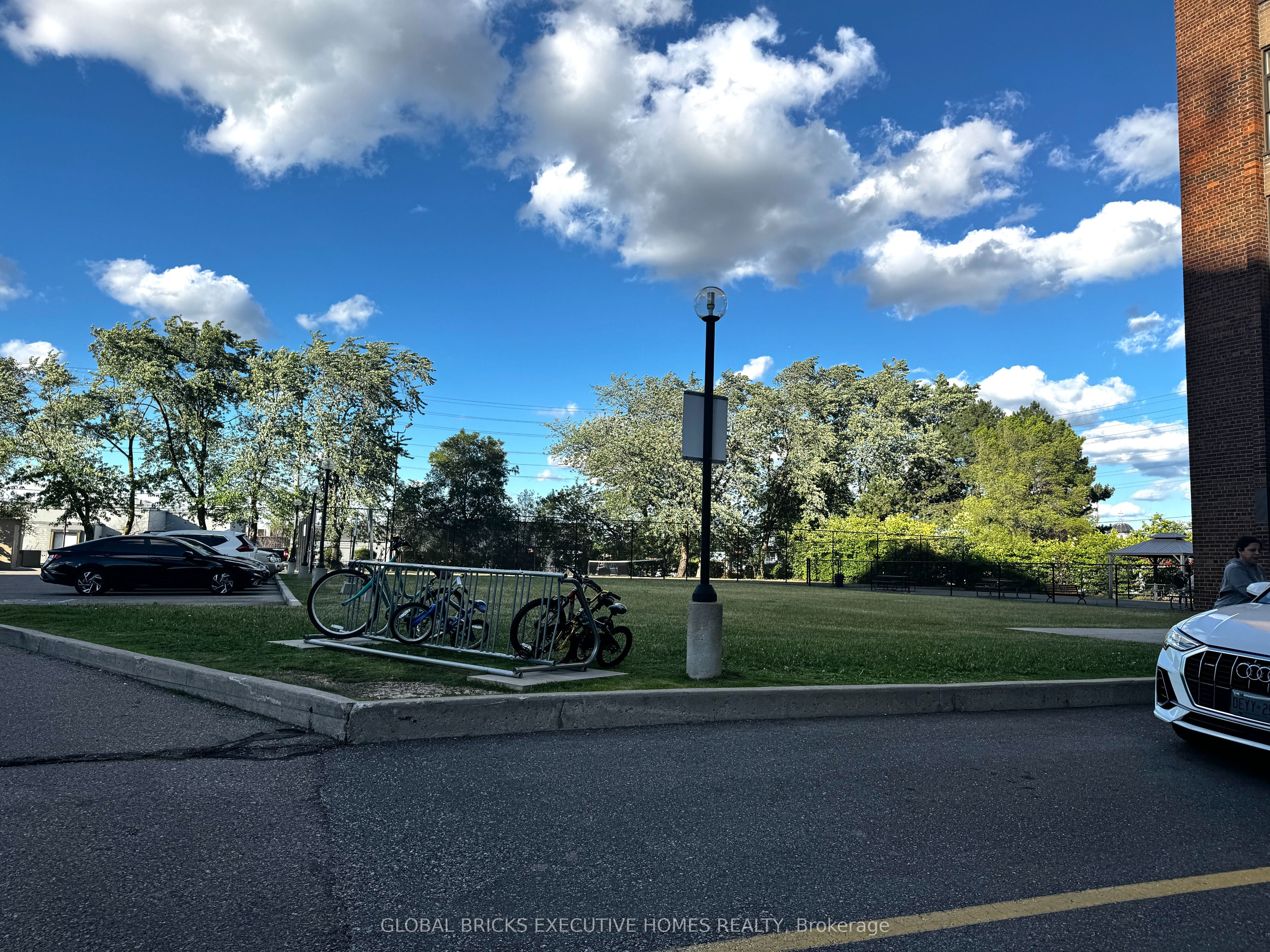 3025 Queen Frederica Drive 508, Mississauga, ON L4Y 3A1 photo 4