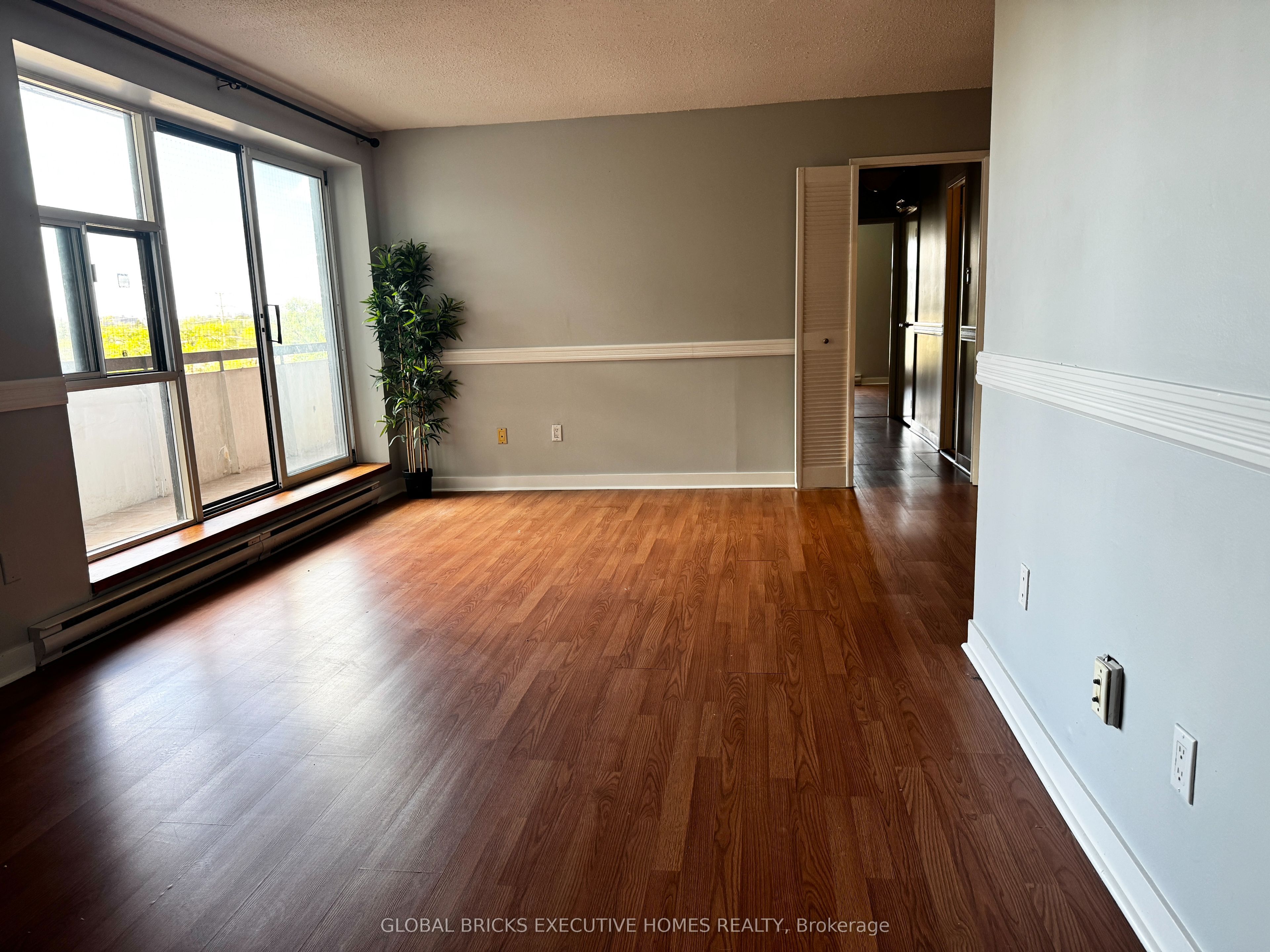 3025 Queen Frederica Drive 508, Mississauga, ON L4Y 3A1 photo 5