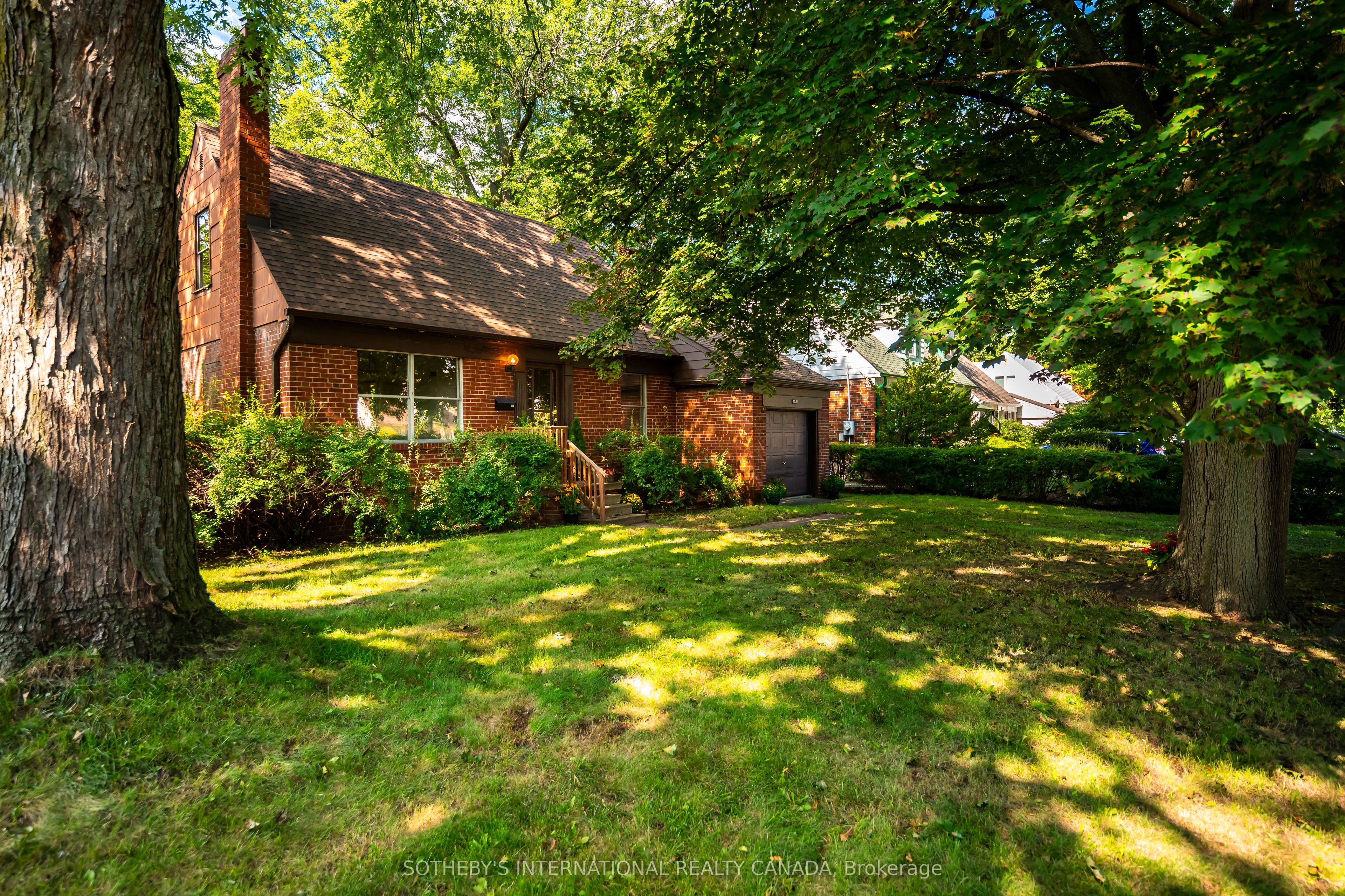 2050 Russett Road, Mississauga, ON L4Y 1B9 photo 2