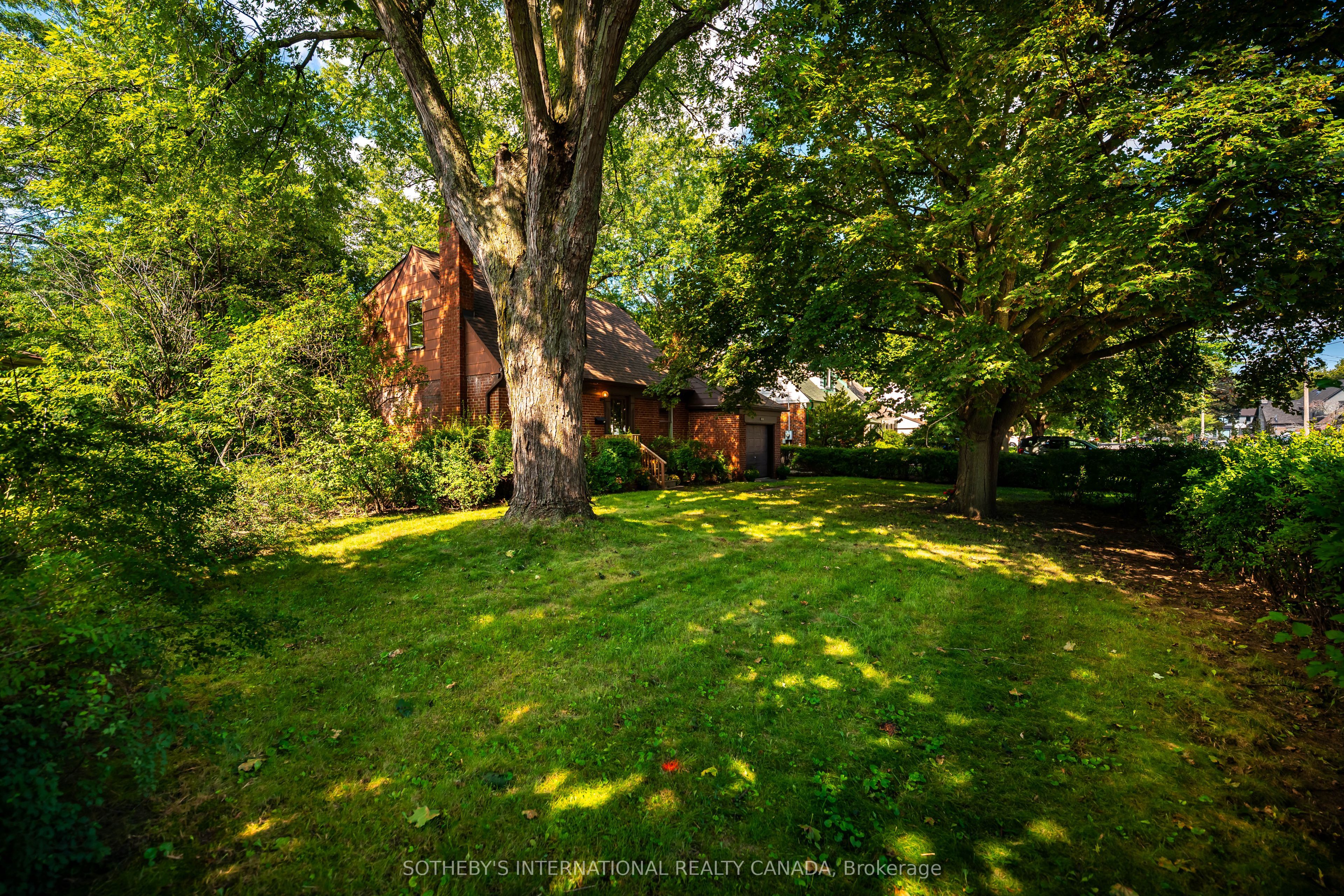 2050 Russett Road, Mississauga, ON L4Y 1B9 photo 3
