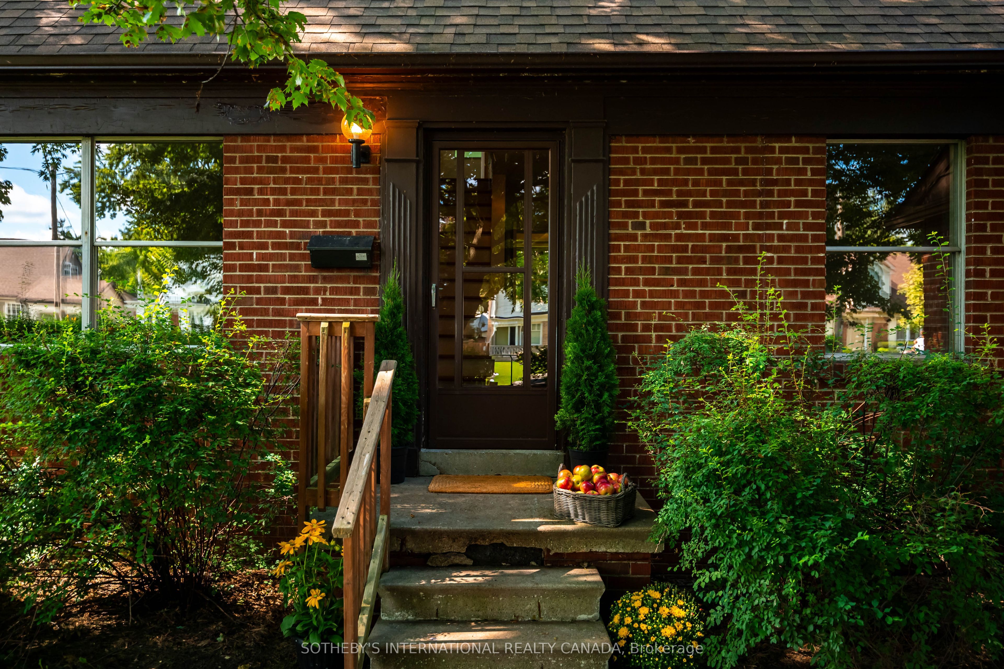 2050 Russett Road, Mississauga, ON L4Y 1B9 photo 4