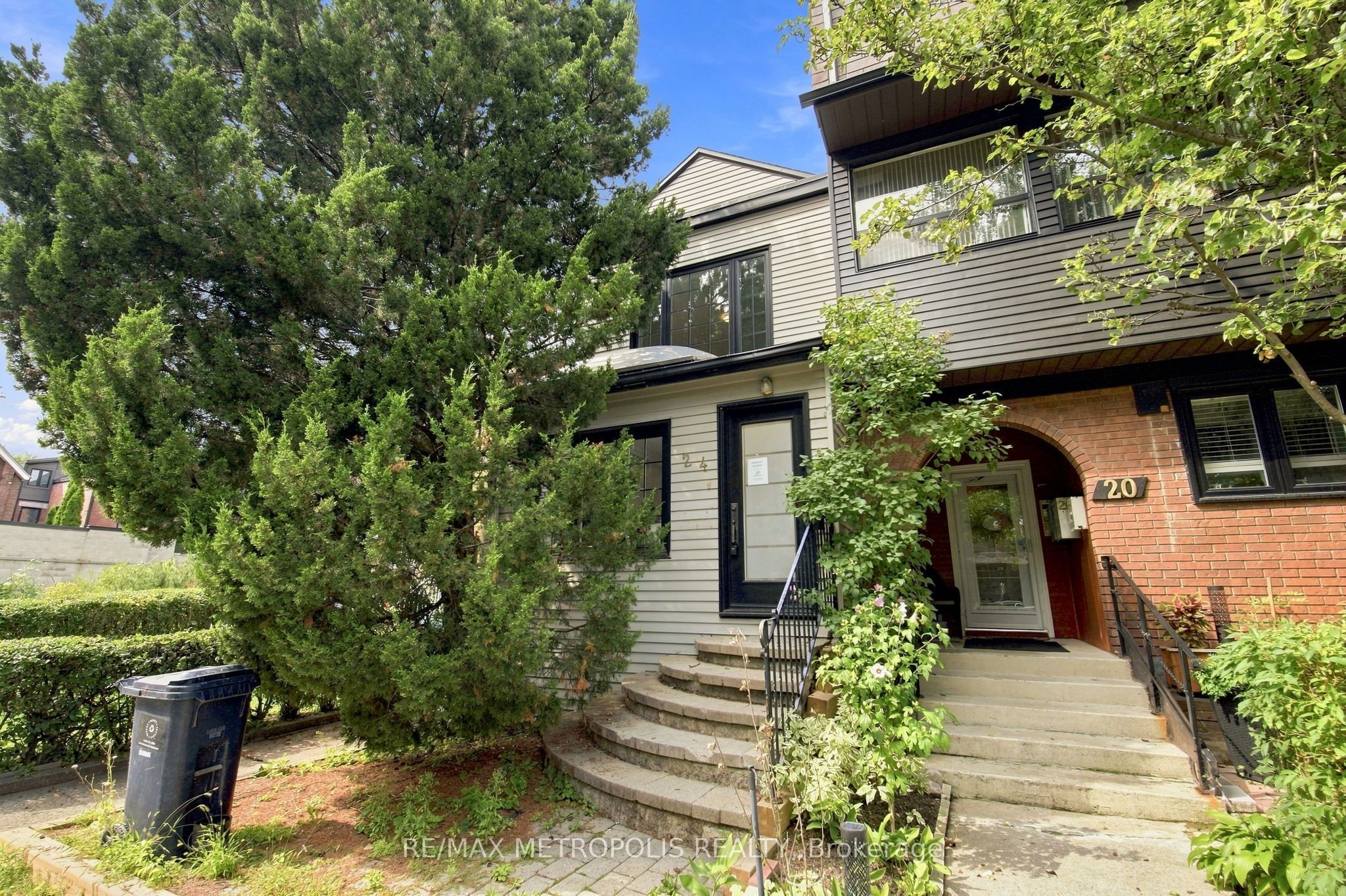 24 Marion Street, Toronto, ON M6R 1E5 photo 2