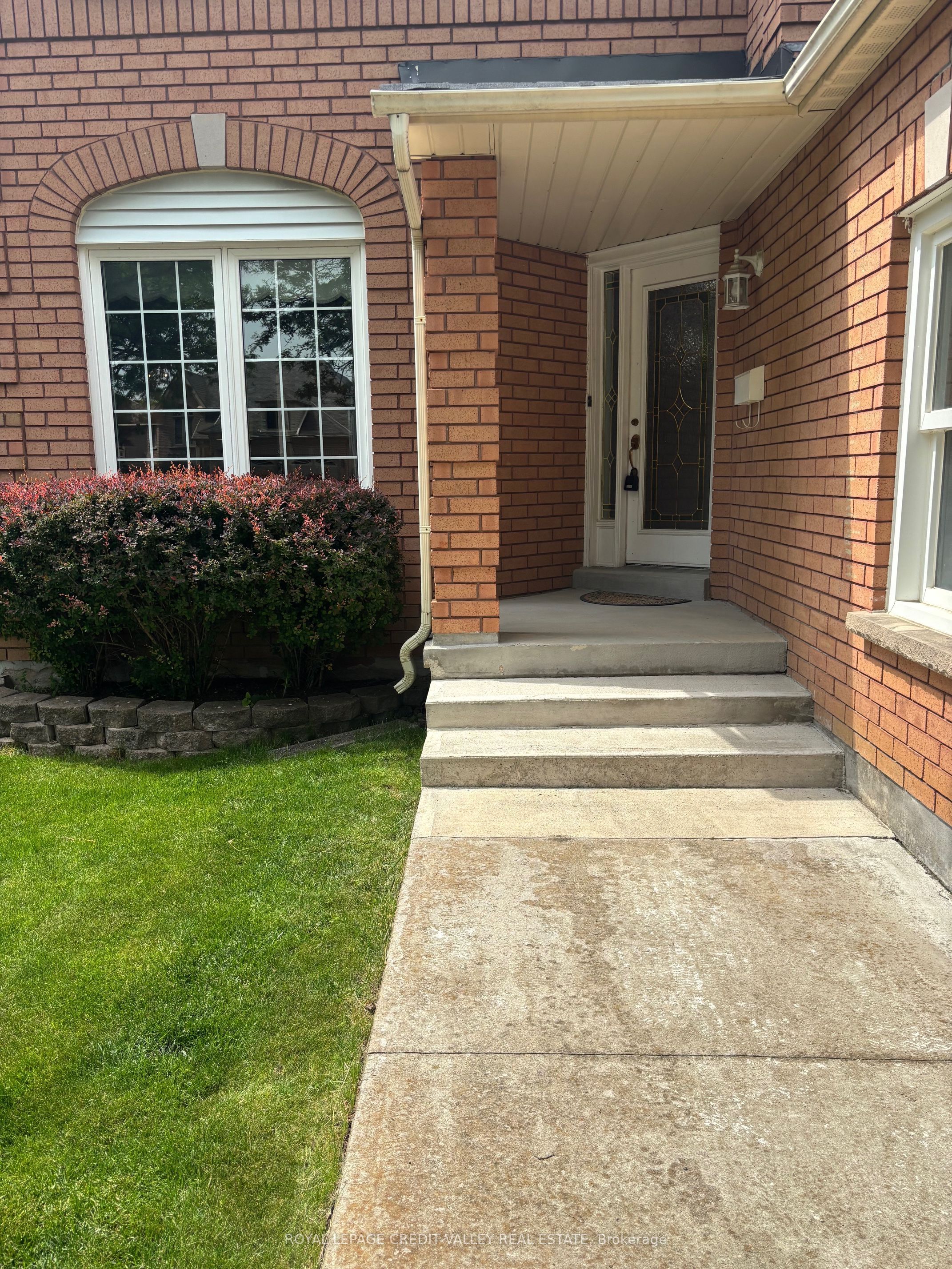 8 Livingston Drive, Caledon, ON L7C 1A7 photo 4