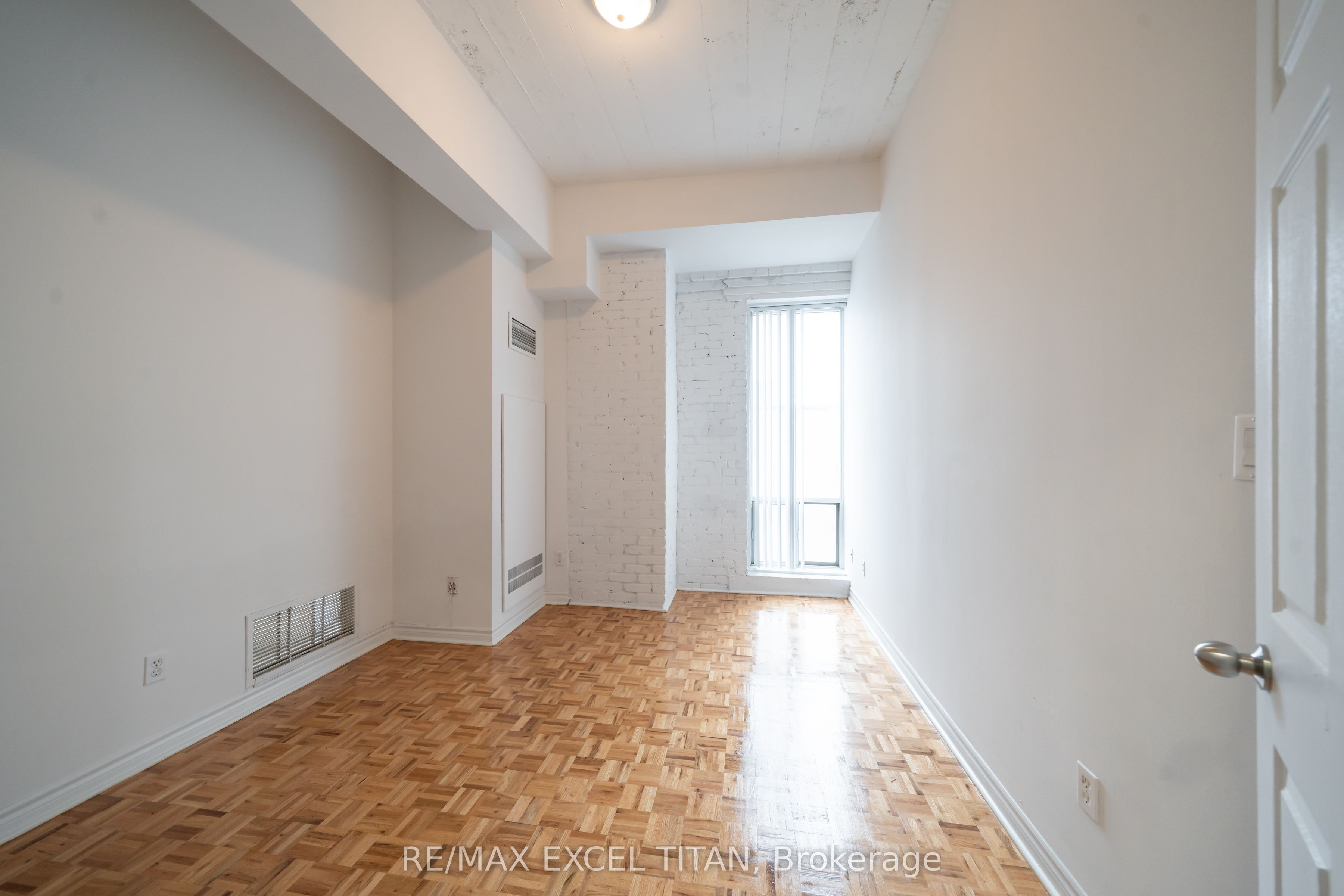 1401 Dupont Street 624, Toronto, ON M6H 4J7 photo 4