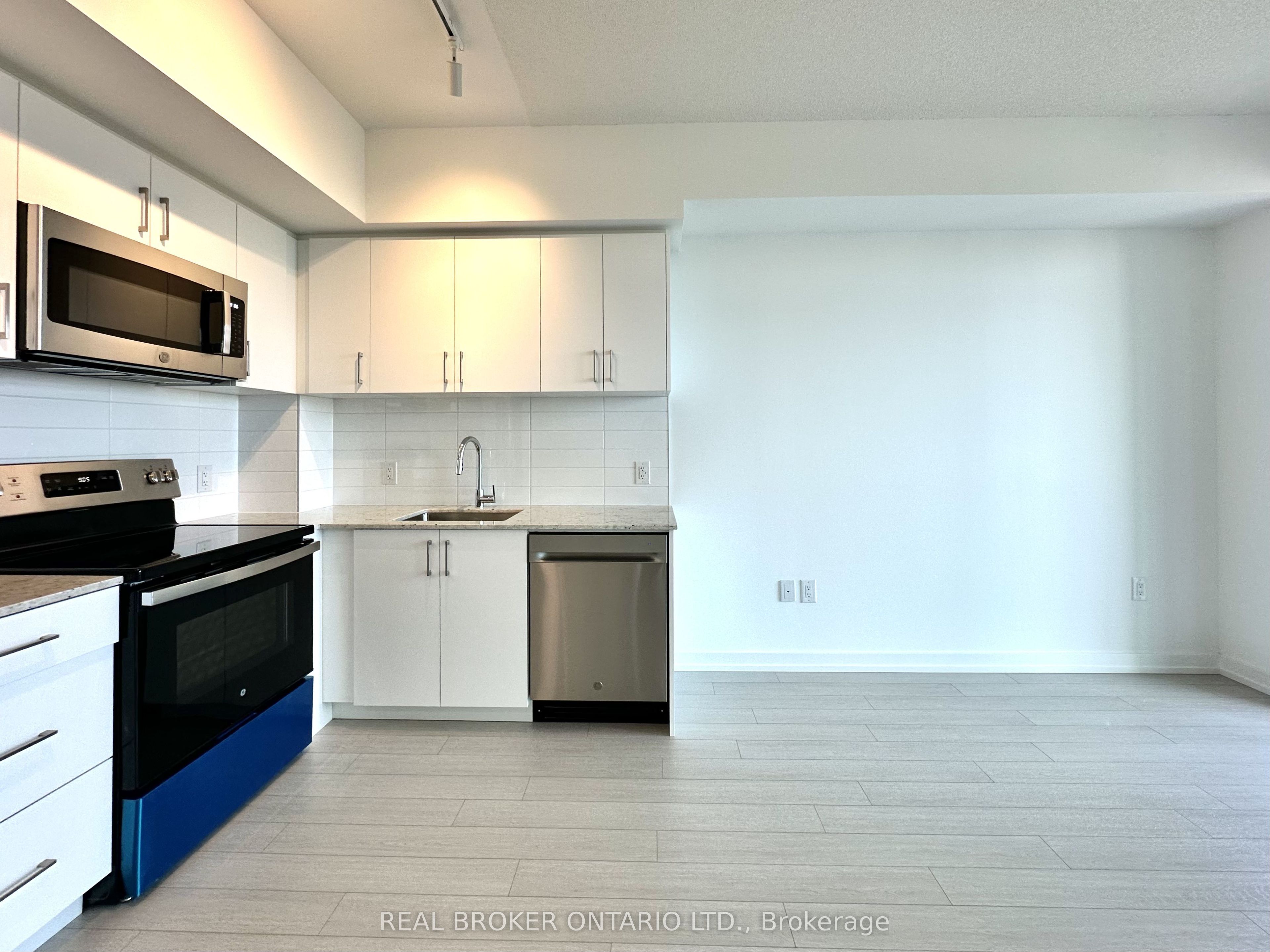 4010 Eglinton Avenue W 1903, Toronto, ON M9A 0G5 photo 4