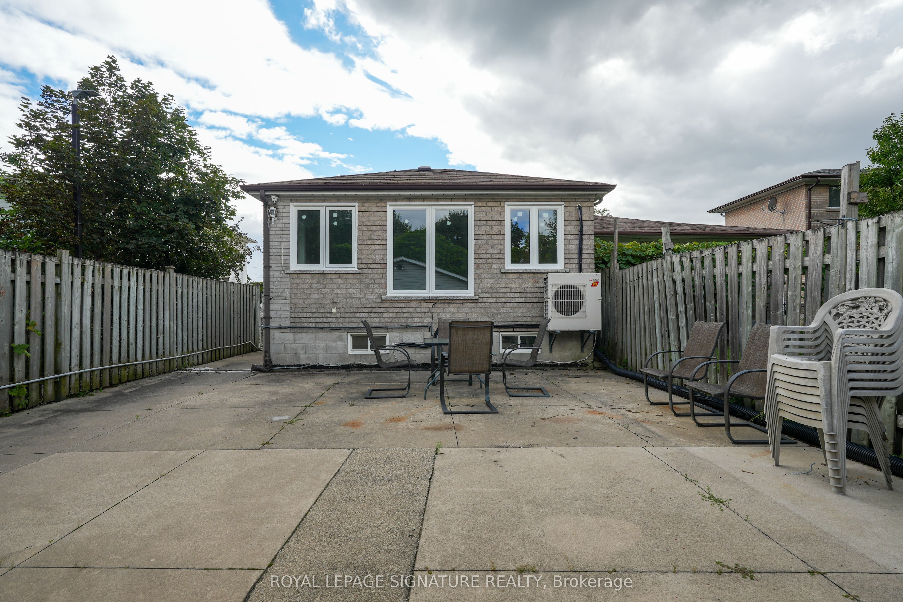 674 Abana Road Lower, Mississauga, ON L5A 1H4