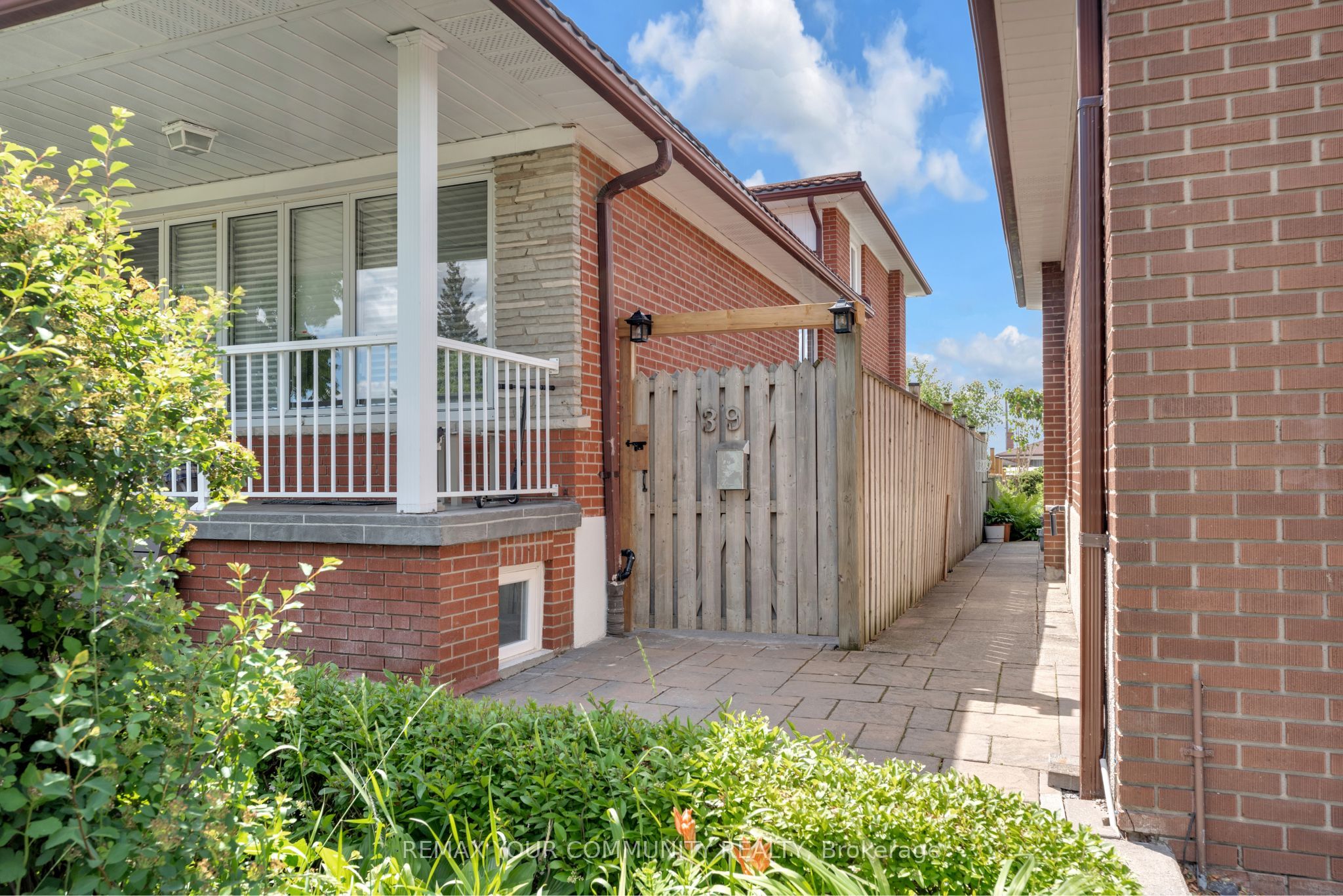 39 Veerland Drive BSMT, Toronto, ON M6L 1R8 photo 2