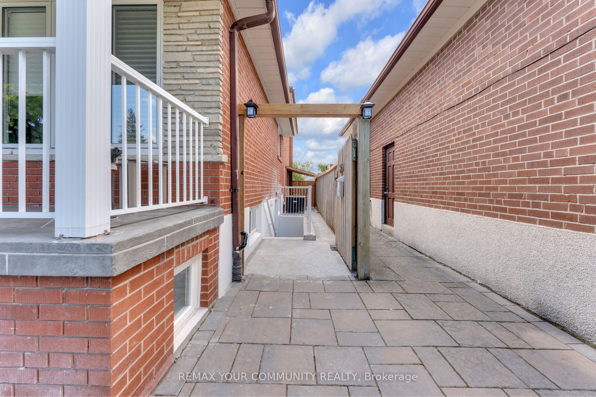 39 Veerland Drive BSMT, Toronto, ON M6L 1R8 photo 3