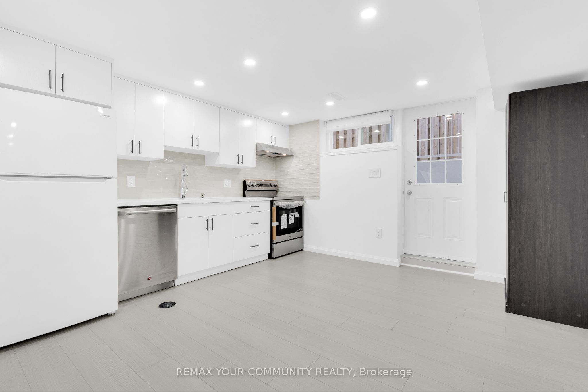 39 Veerland Drive BSMT, Toronto, ON M6L 1R8 photo 5