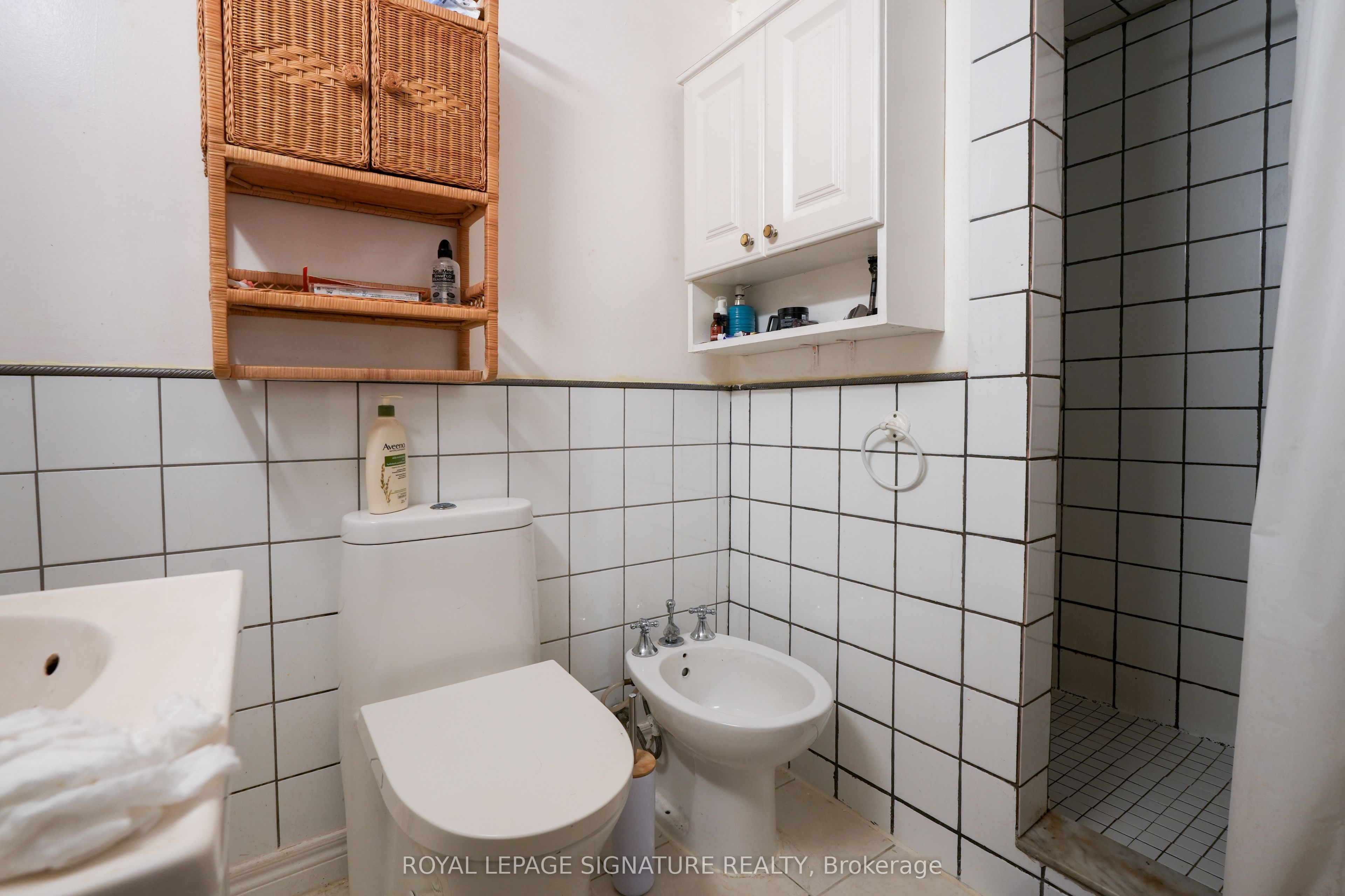 674 Abana Road Room #1 & #2, Mississauga, ON L5A 1H4 photo 4