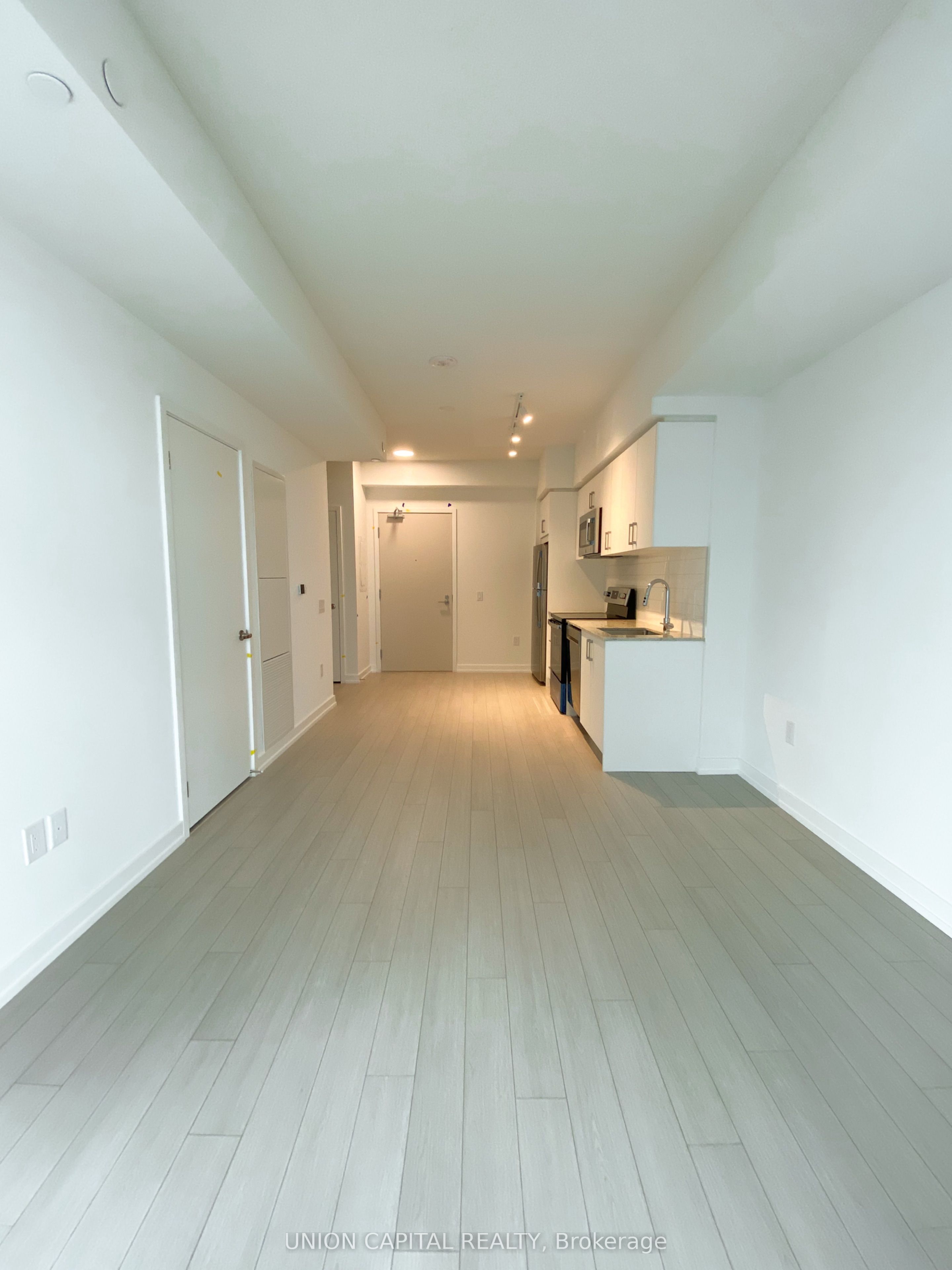 4010 Eglinton Avenue W 1916, Toronto, ON M9A 0G5 photo 2