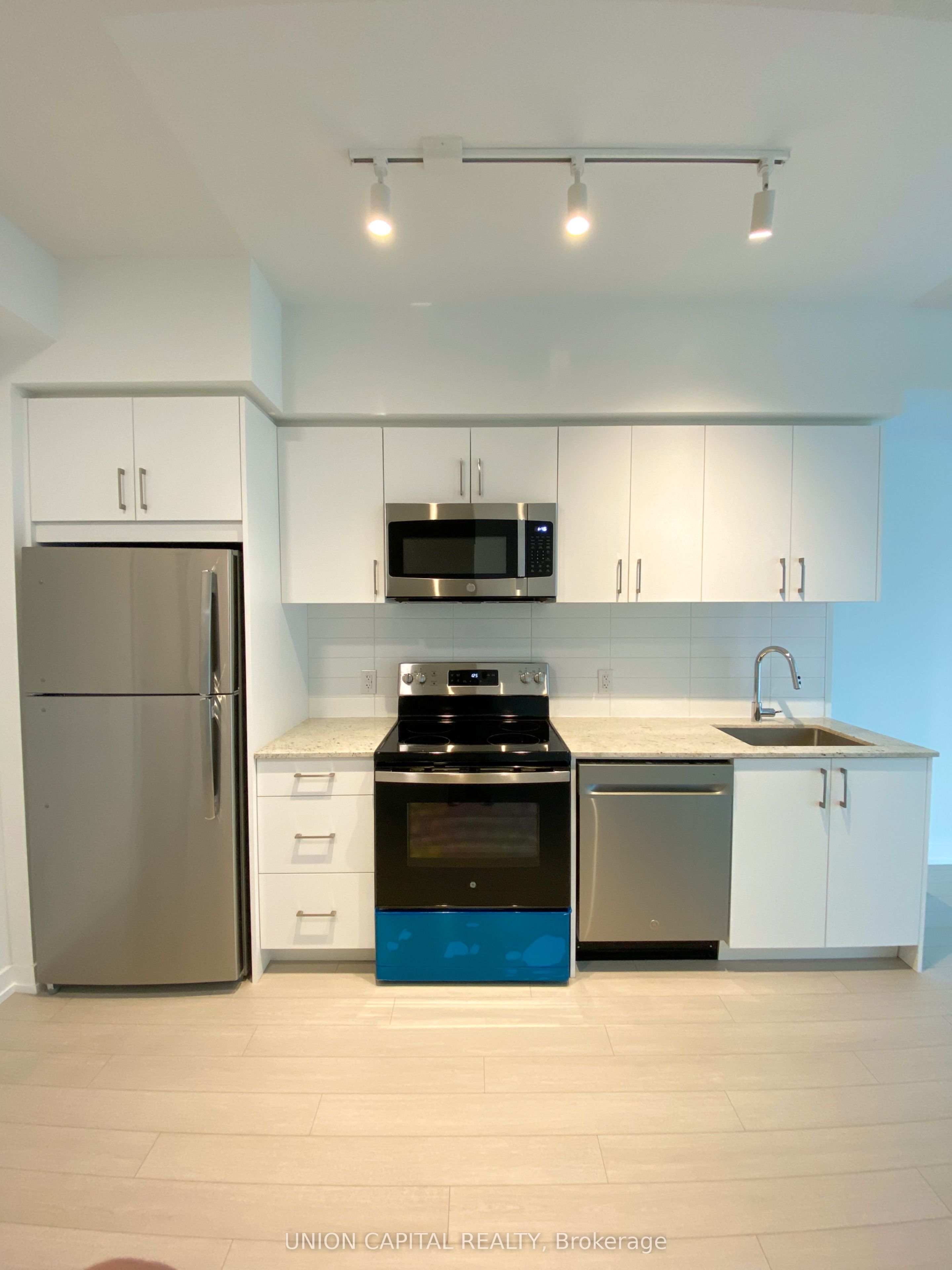 4010 Eglinton Avenue W 1916, Toronto, ON M9A 0G5 photo 3