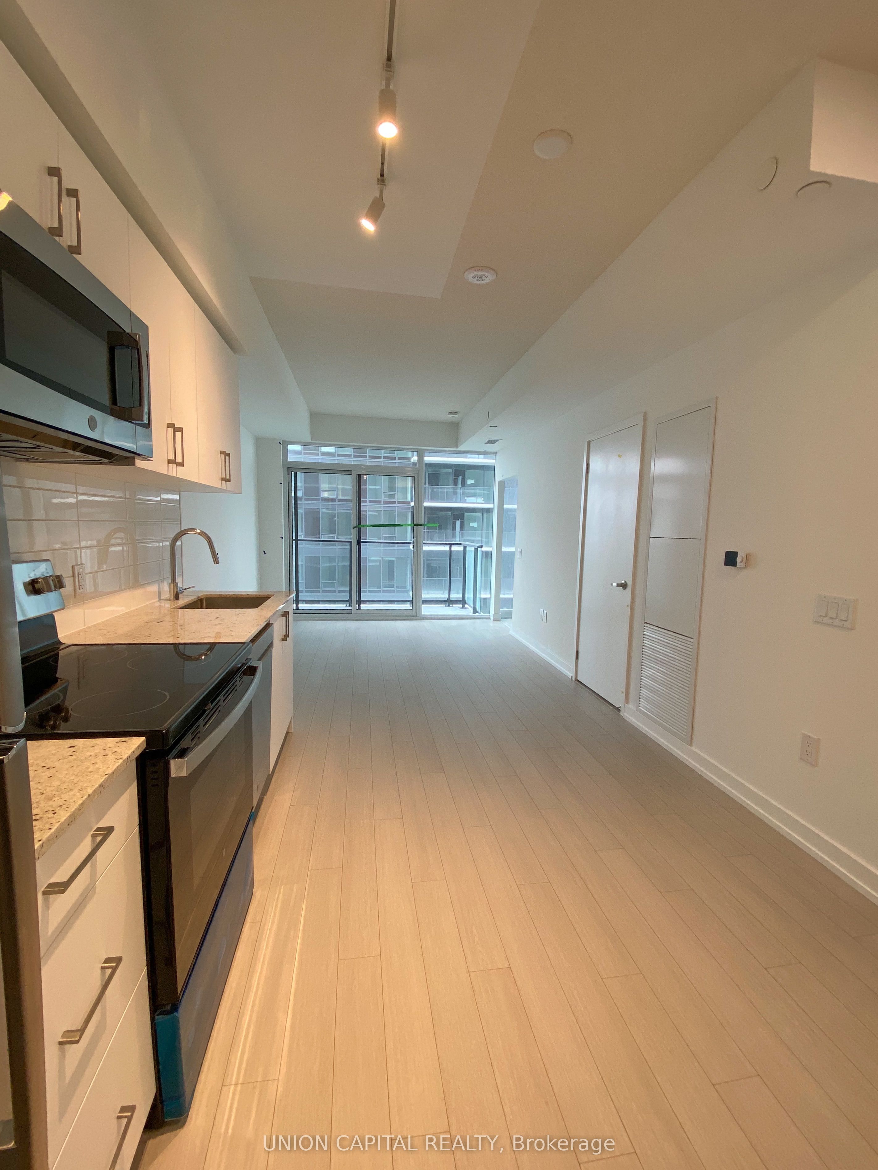 4010 Eglinton Avenue W 1916, Toronto, ON M9A 0G5 photo 5