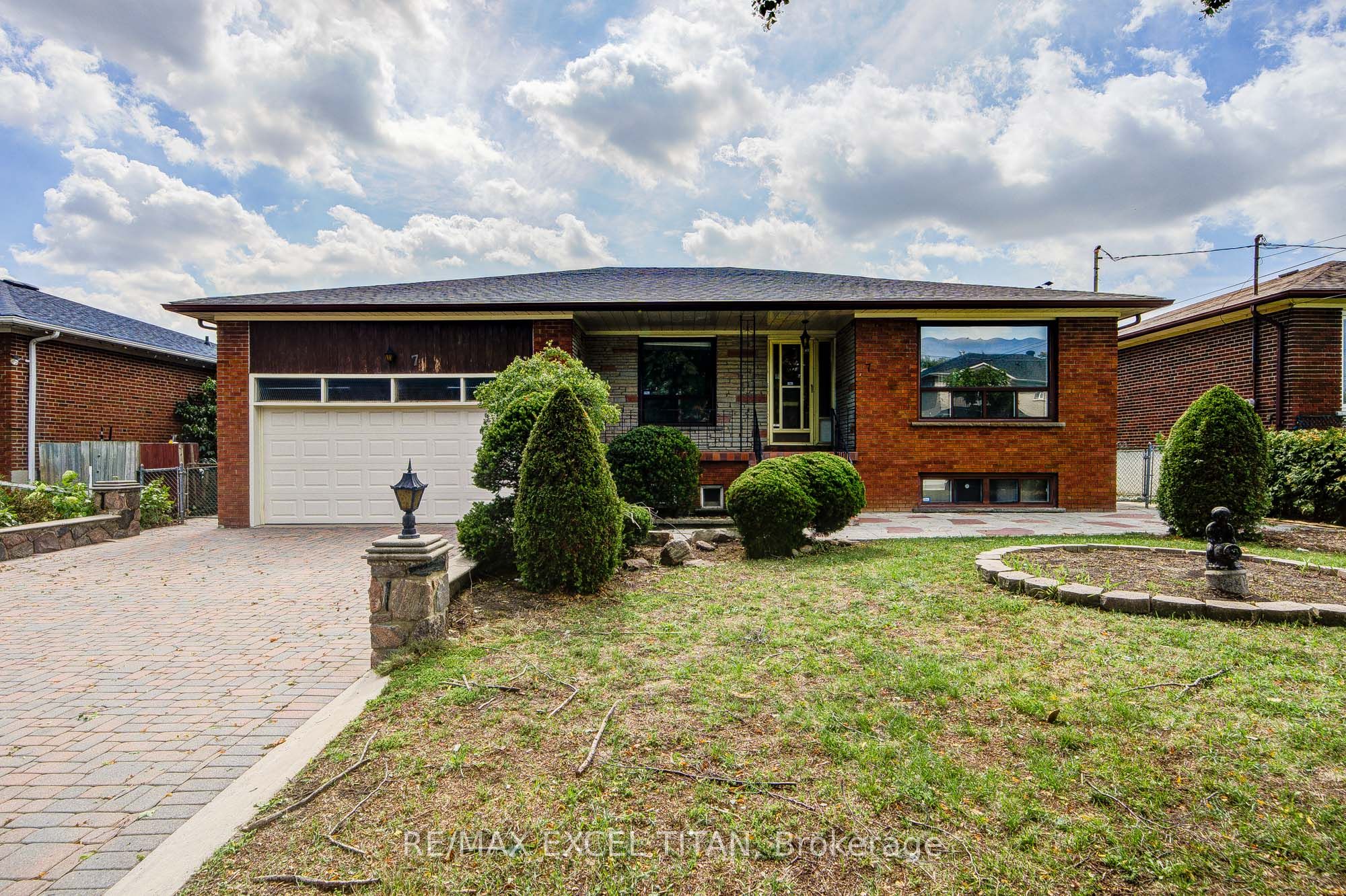 7 Muir Avenue, Toronto, ON M9L 1H4