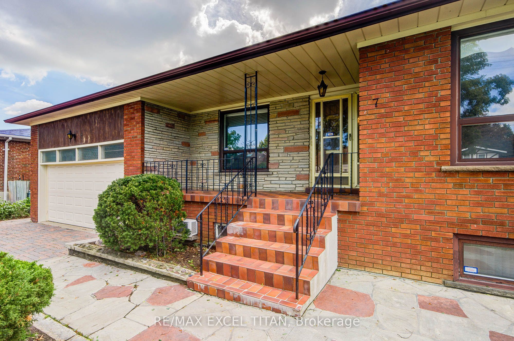 7 Muir Avenue, Toronto, ON M9L 1H4 photo 3
