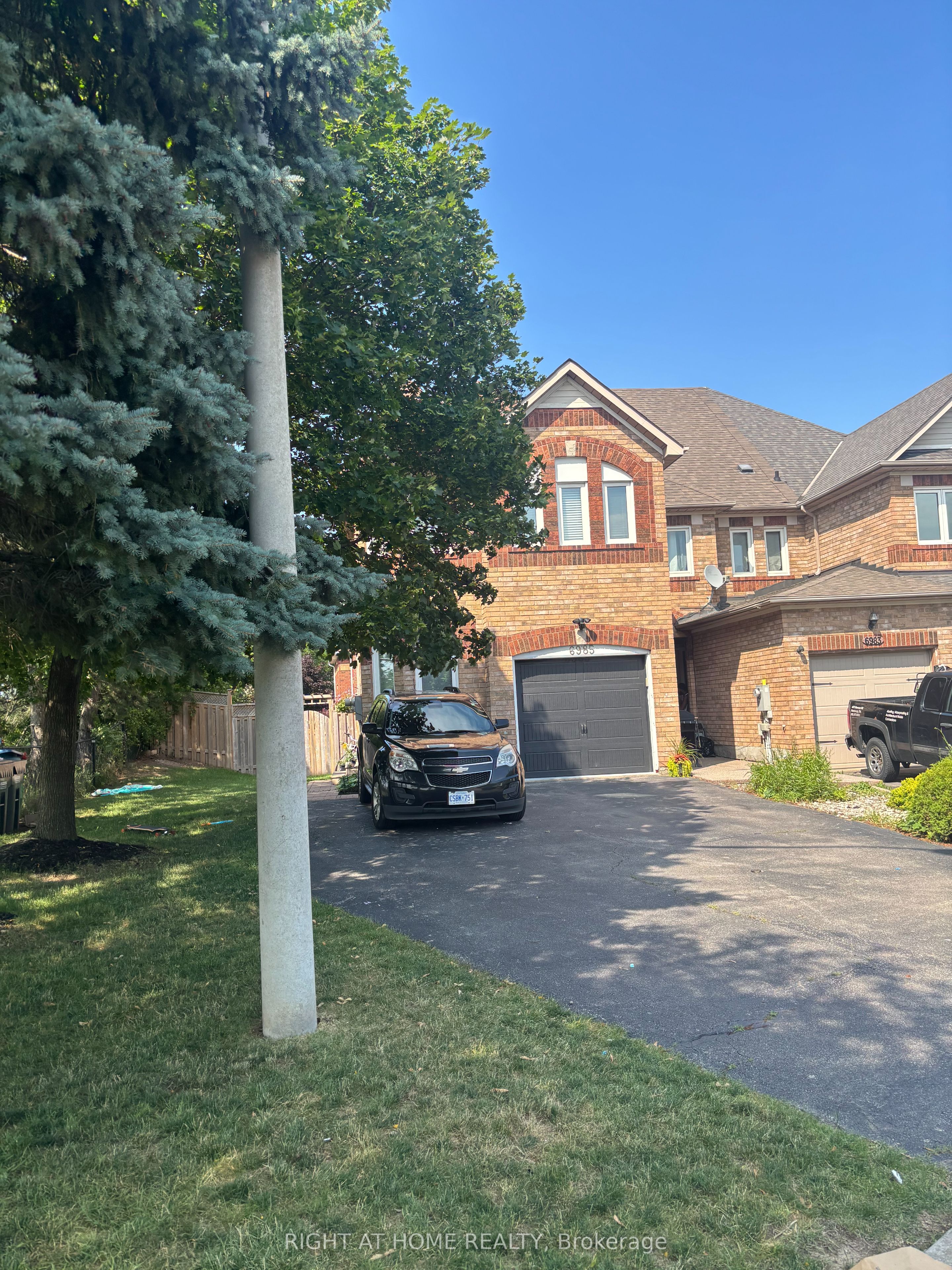 6985 Dunnview Court, Mississauga, ON L5N 7E4