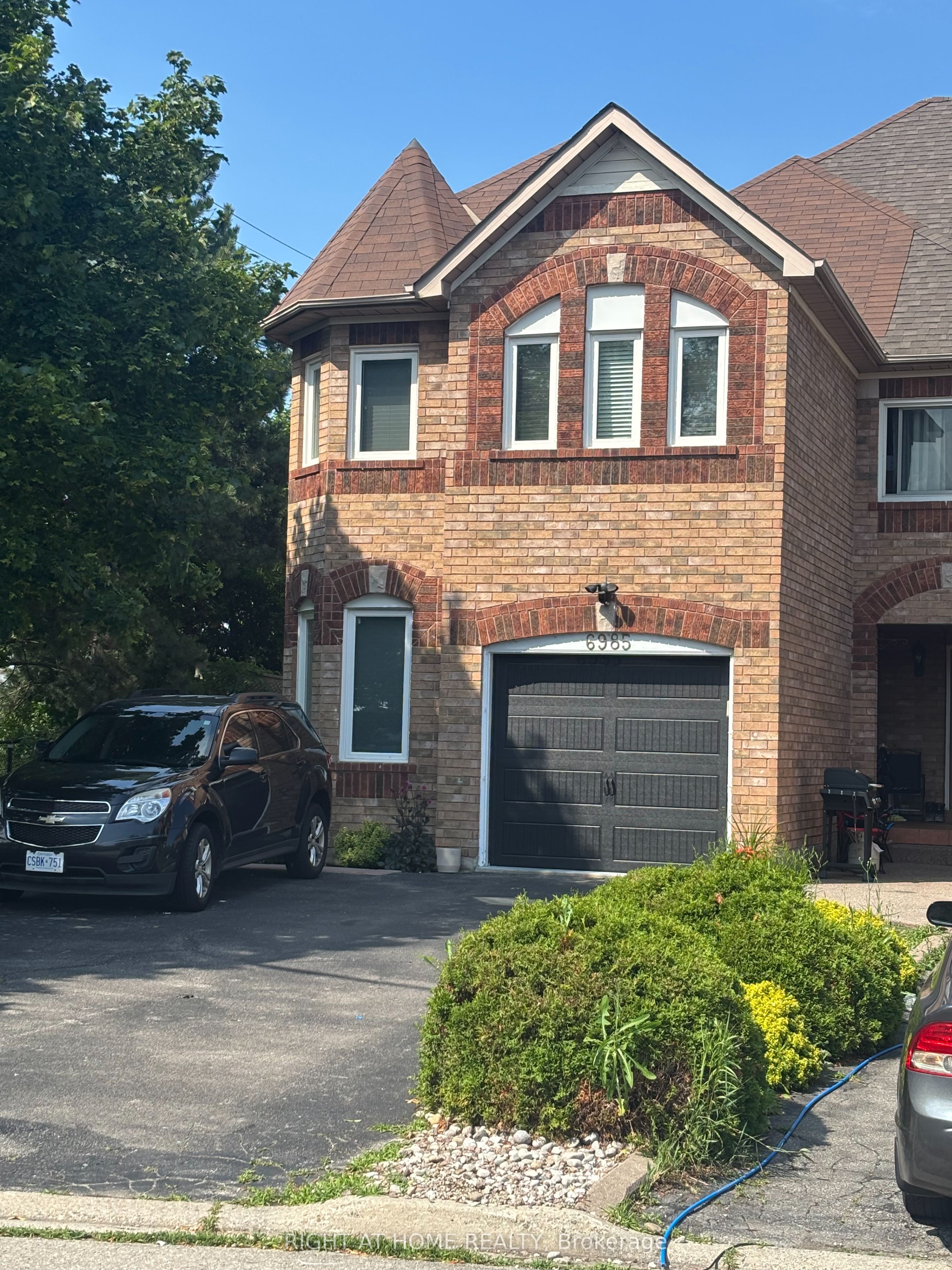 6985 Dunnview Court, Mississauga, ON L5N 7E4 photo 2