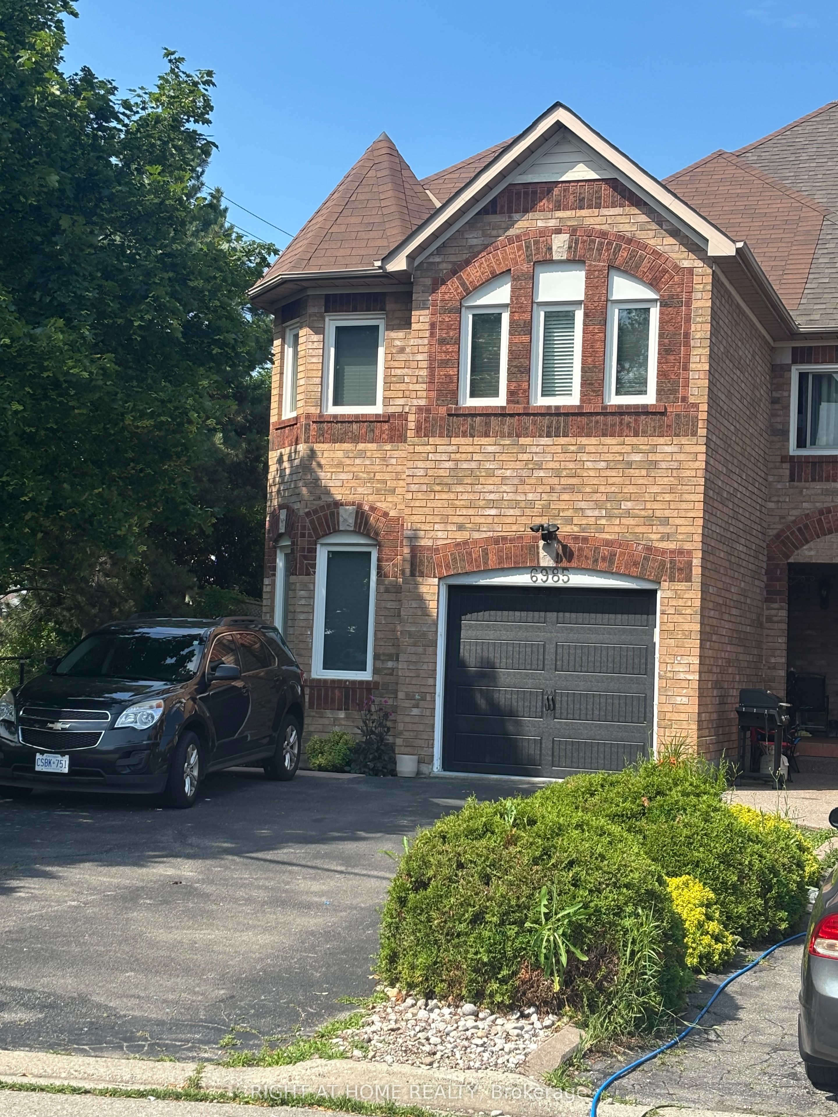 6985 Dunnview Court, Mississauga, ON L5N 7E4 photo 3