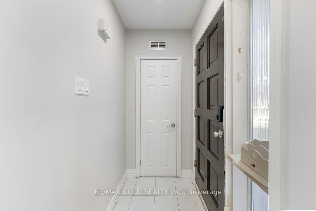 44 Wilton Drive, Brampton, ON L6W 3A1 photo 2