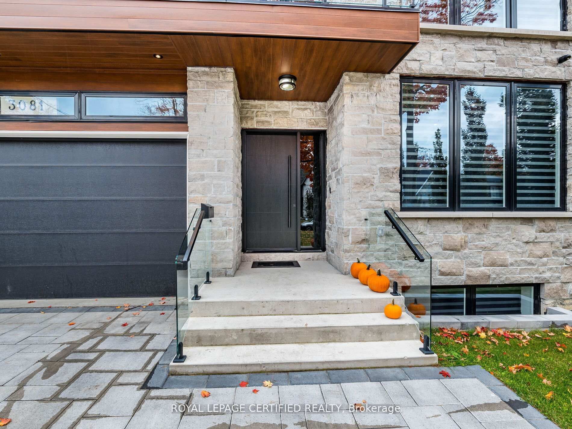 3081 Grenville Drive, Mississauga, ON L5A 2P6 photo 3