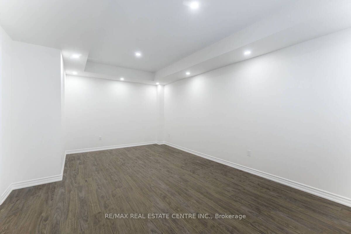 975 whitlock Avenue, Milton, ON L9E 1S9
