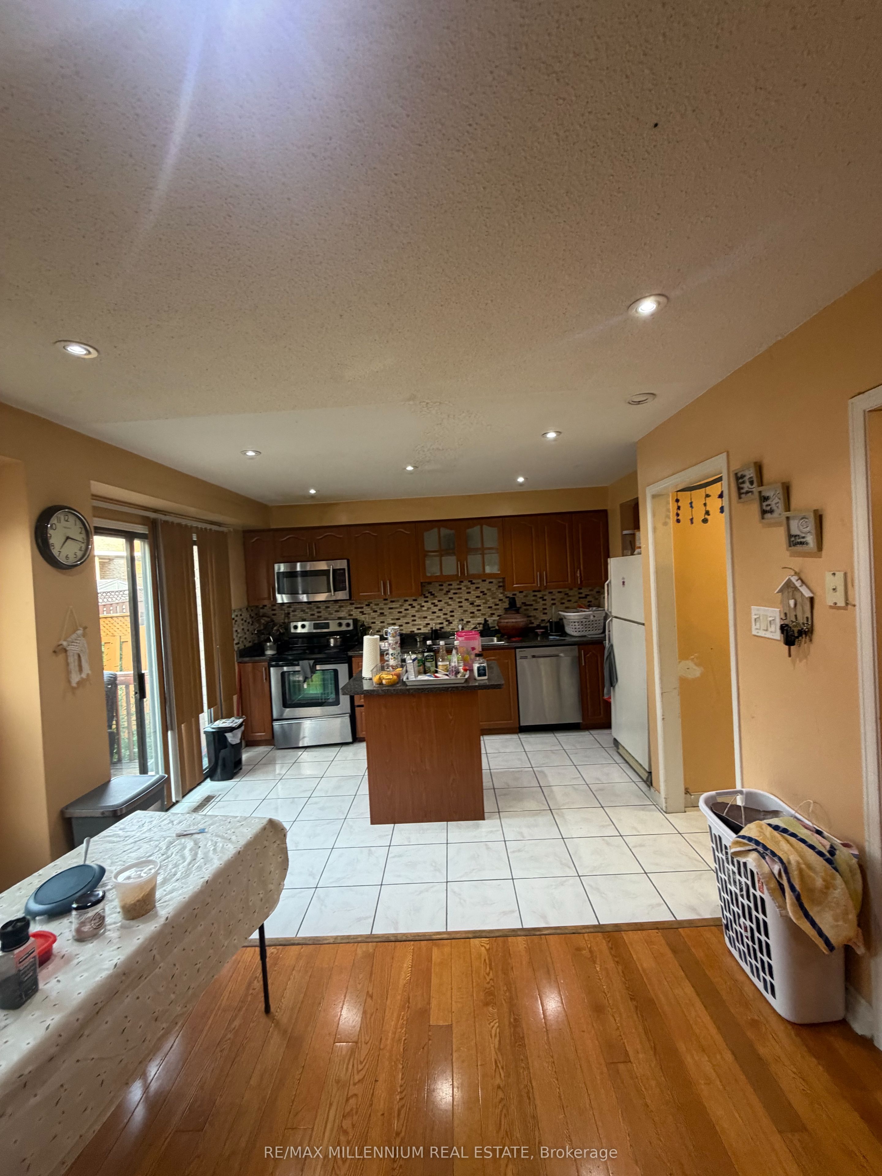 10 Hendricks Crescent, Brampton, ON L6Y 4K9 photo 2