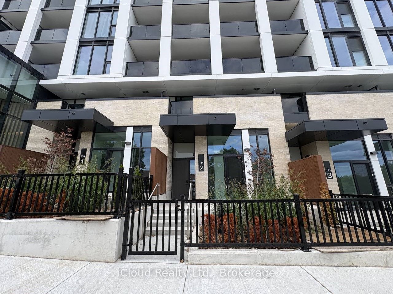 1 Fairview Road TH 02, Mississauga, ON L5A 0B4