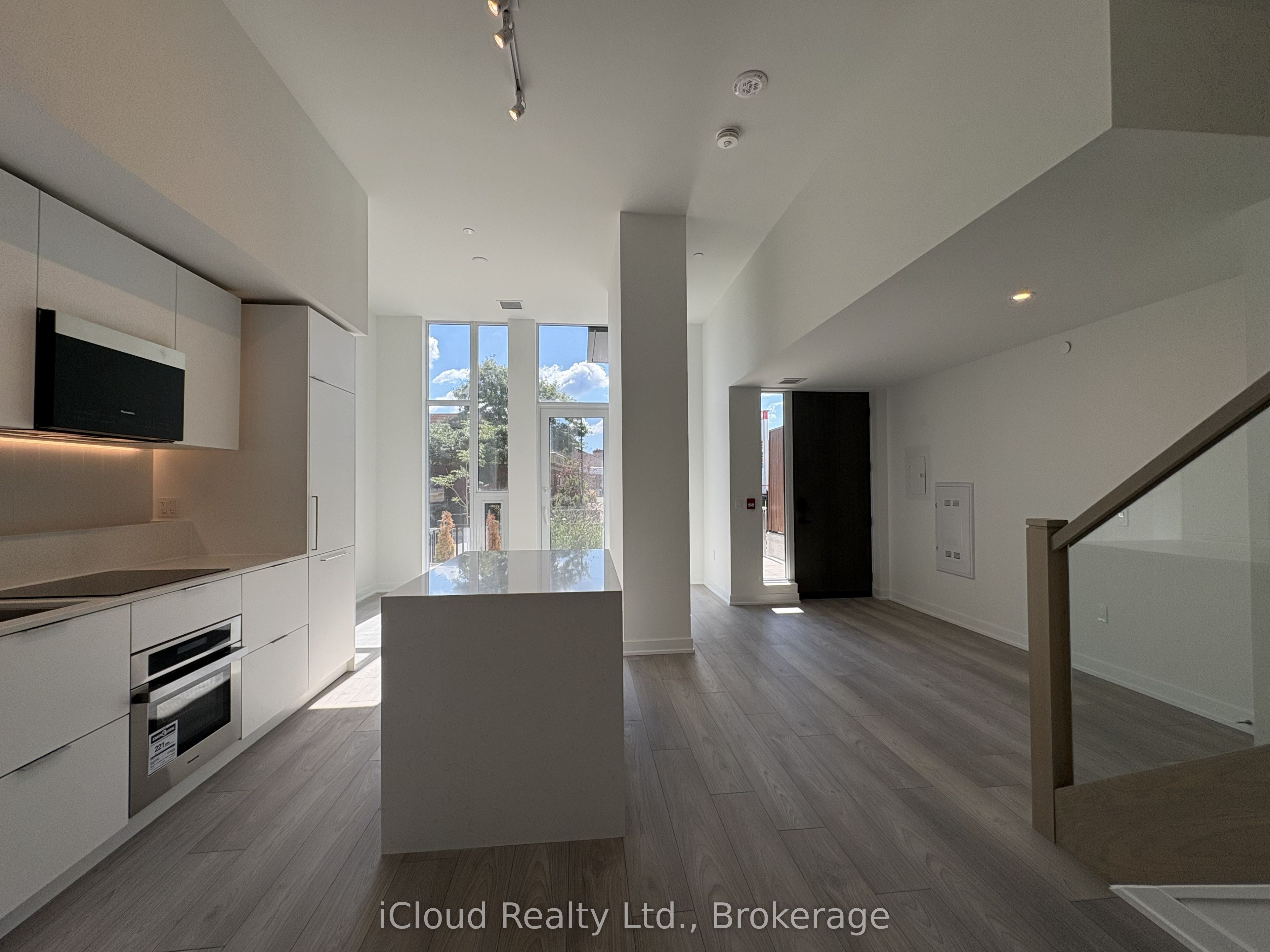 1 Fairview Road TH 02, Mississauga, ON L5A 0B4 photo 2