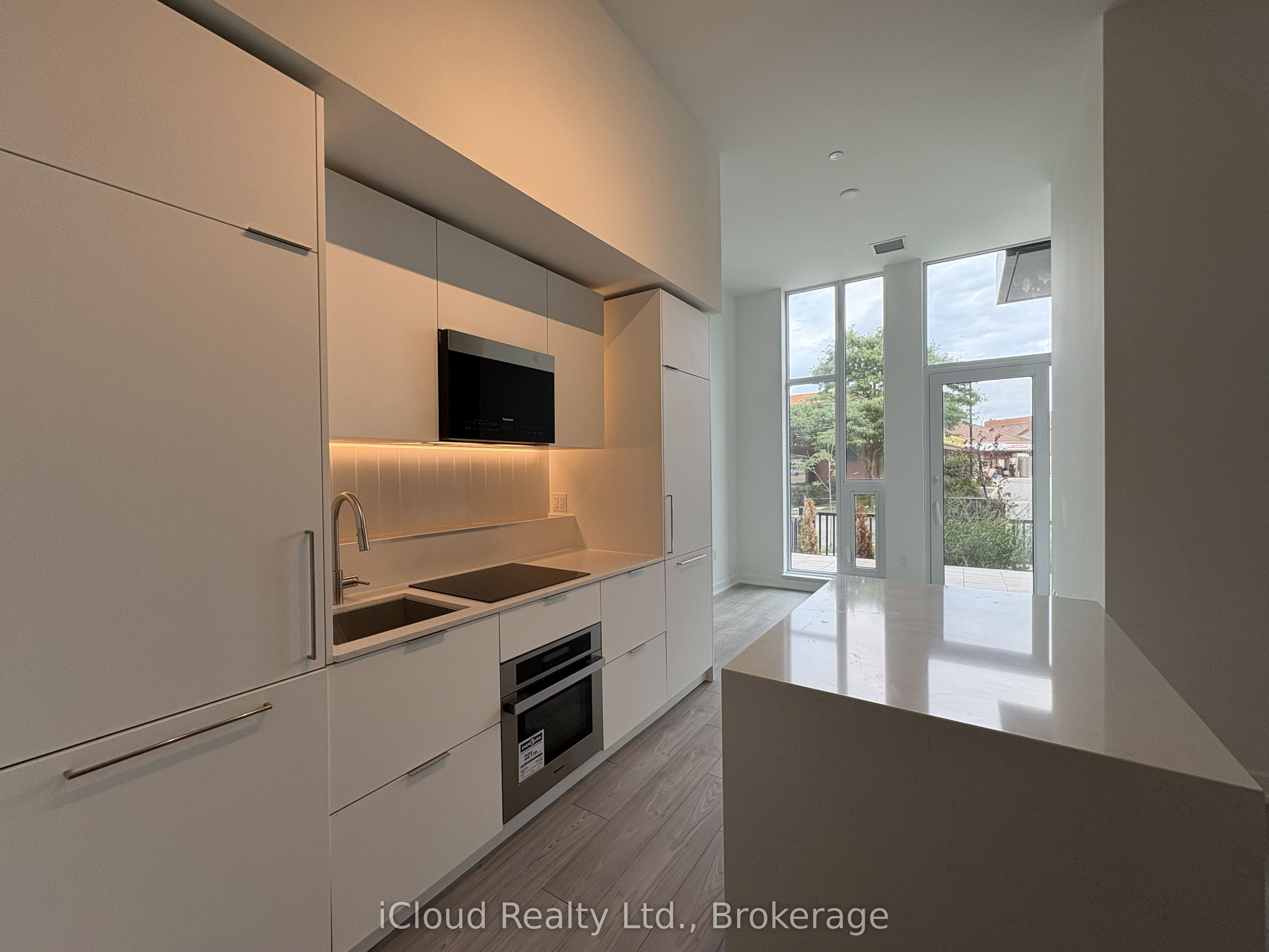 1 Fairview Road TH 02, Mississauga, ON L5A 0B4 photo 3