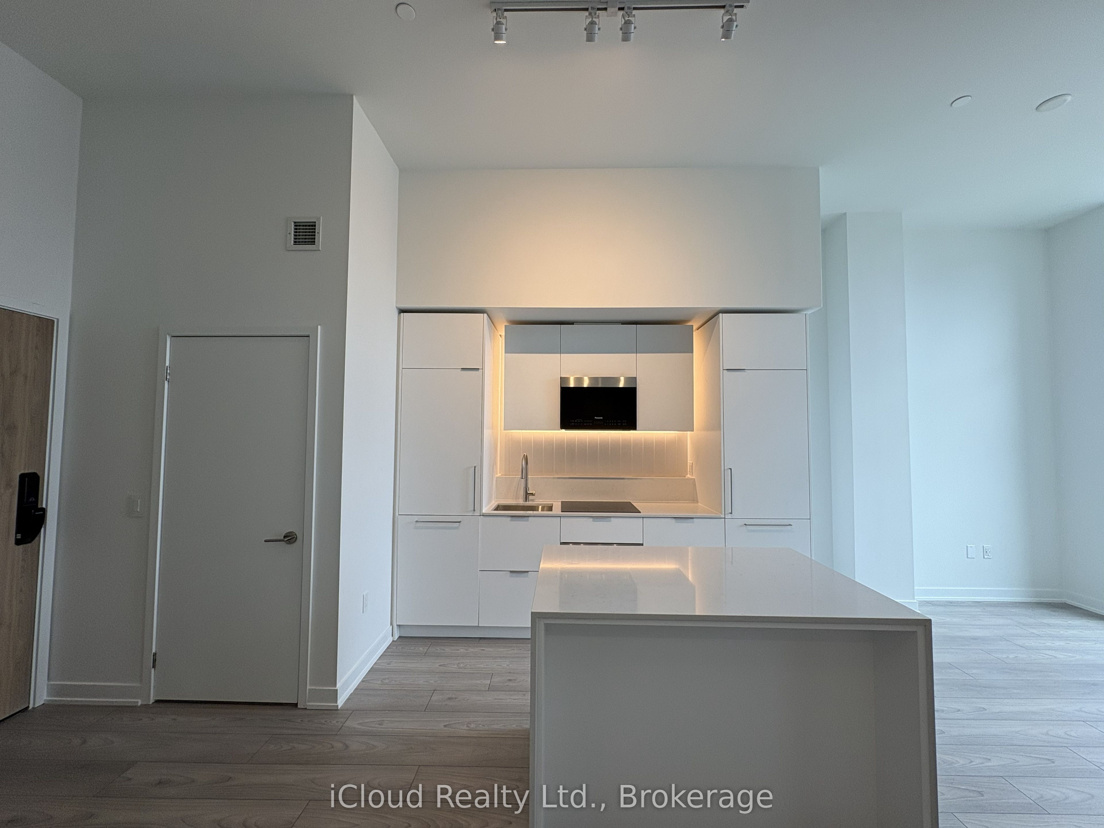 1 Fairview Road TH 02, Mississauga, ON L5A 0B4 photo 4