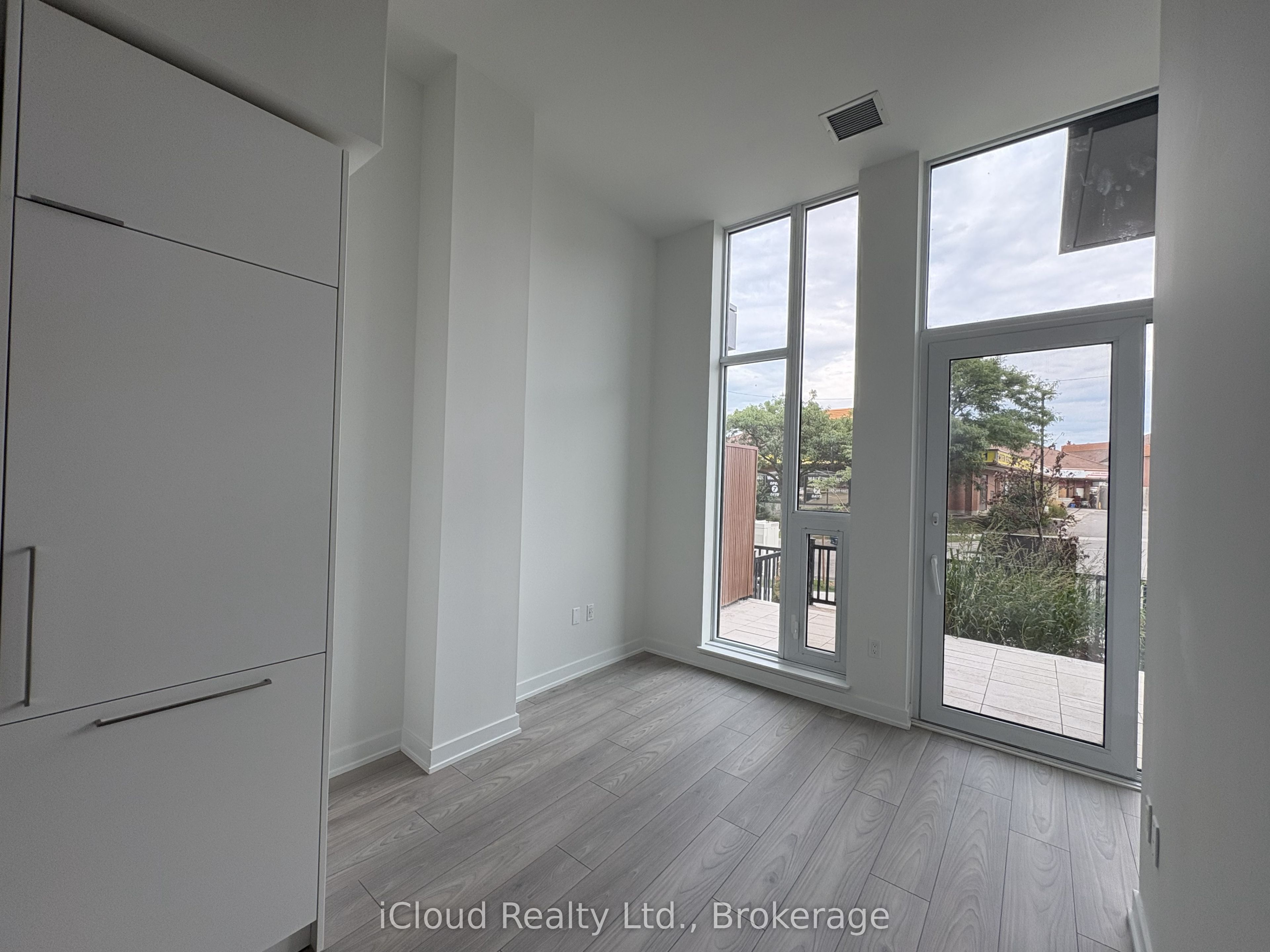 1 Fairview Road TH 02, Mississauga, ON L5A 0B4 photo 5