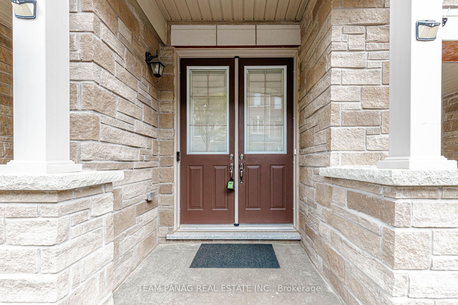 9 Faye Street, Brampton, ON L6P 4M9 photo 2