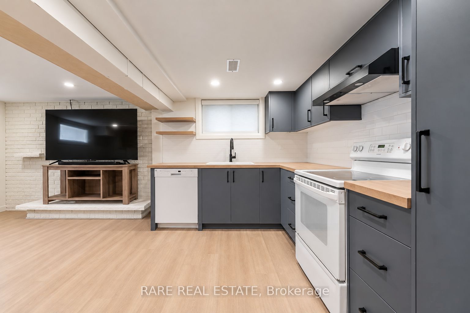 27 Fairbank Avenue 1, Toronto, ON M6E 3Y5 photo 4