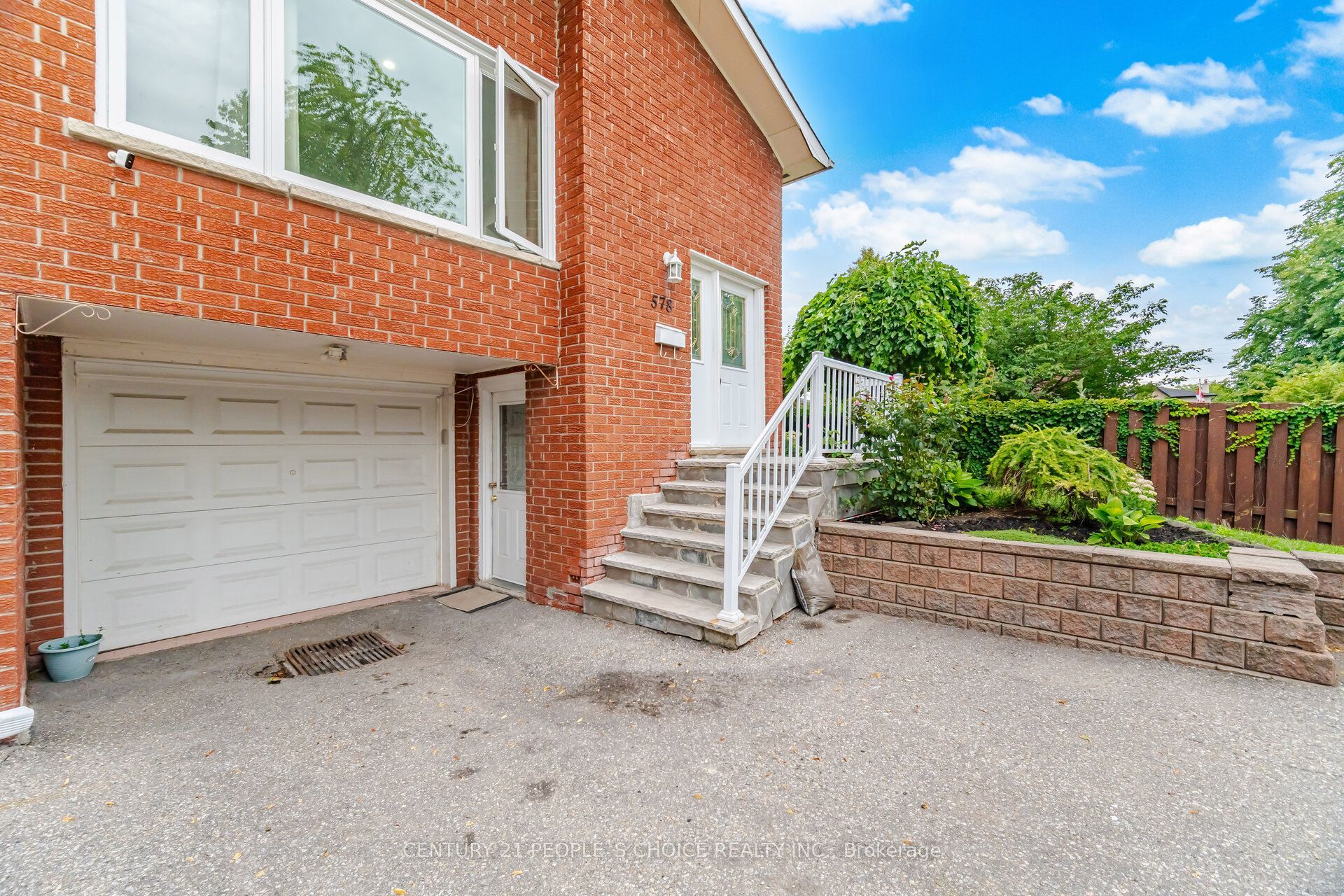 578 Cavell Drive, Mississauga, ON L5B 2N9 photo 2