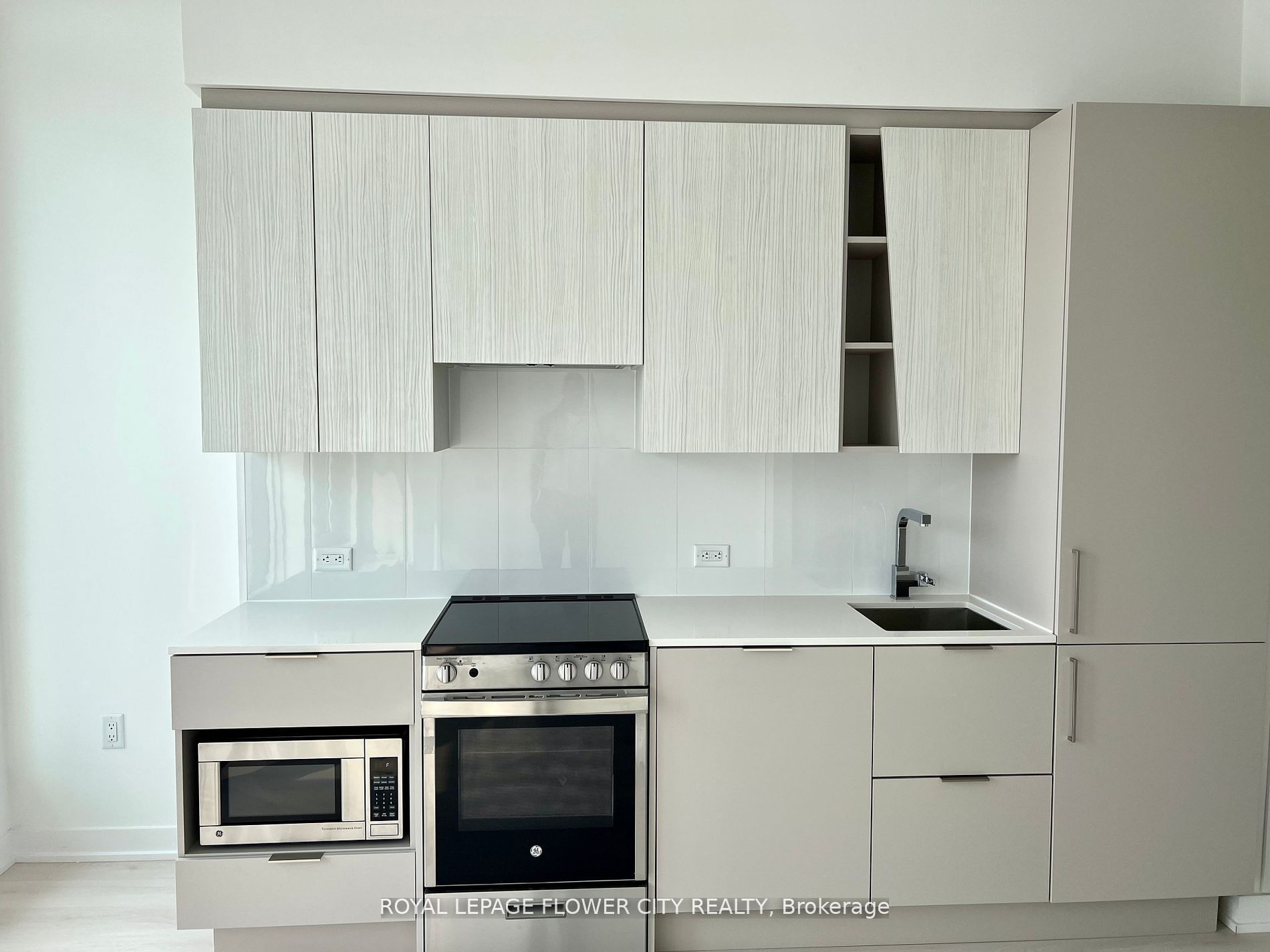 3900 Confederation Parkway 607, Mississauga, ON L5B 0M3 photo 2