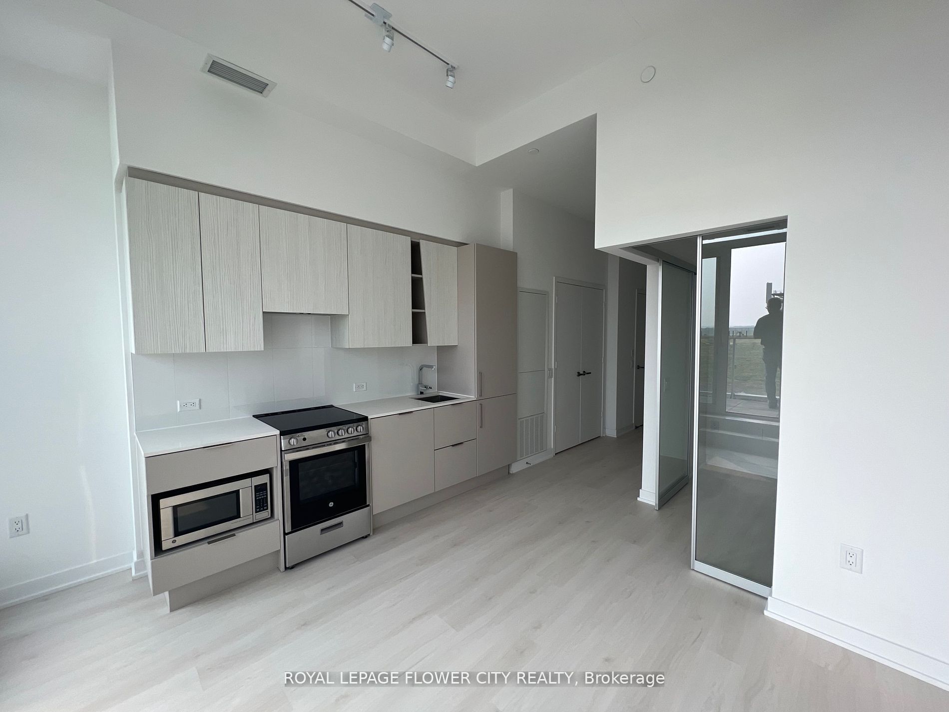 3900 Confederation Parkway 607, Mississauga, ON L5B 0M3 photo 3