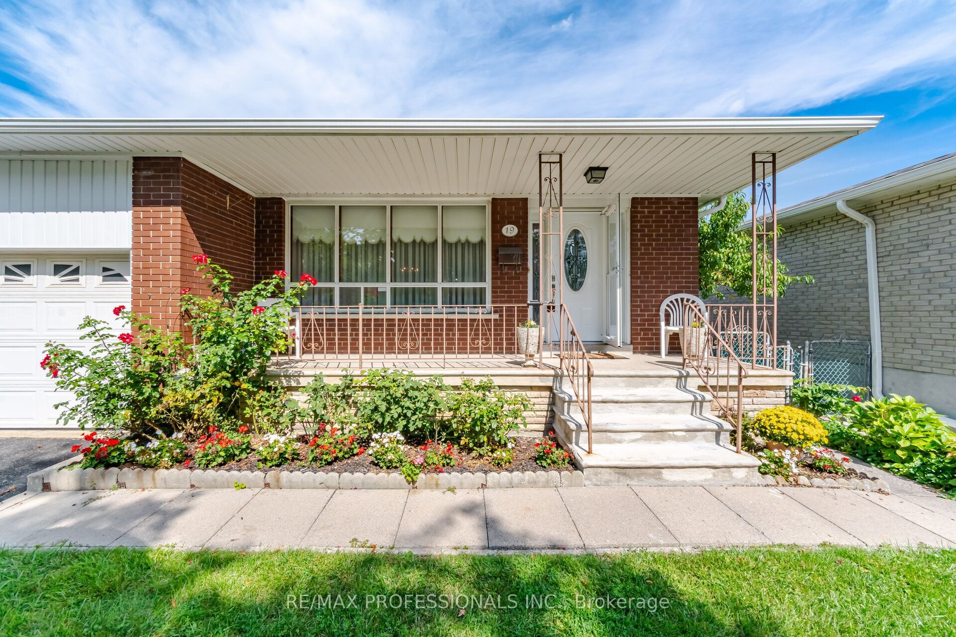 19 Earldown Drive, Toronto, ON M9R 2L4 photo 2
