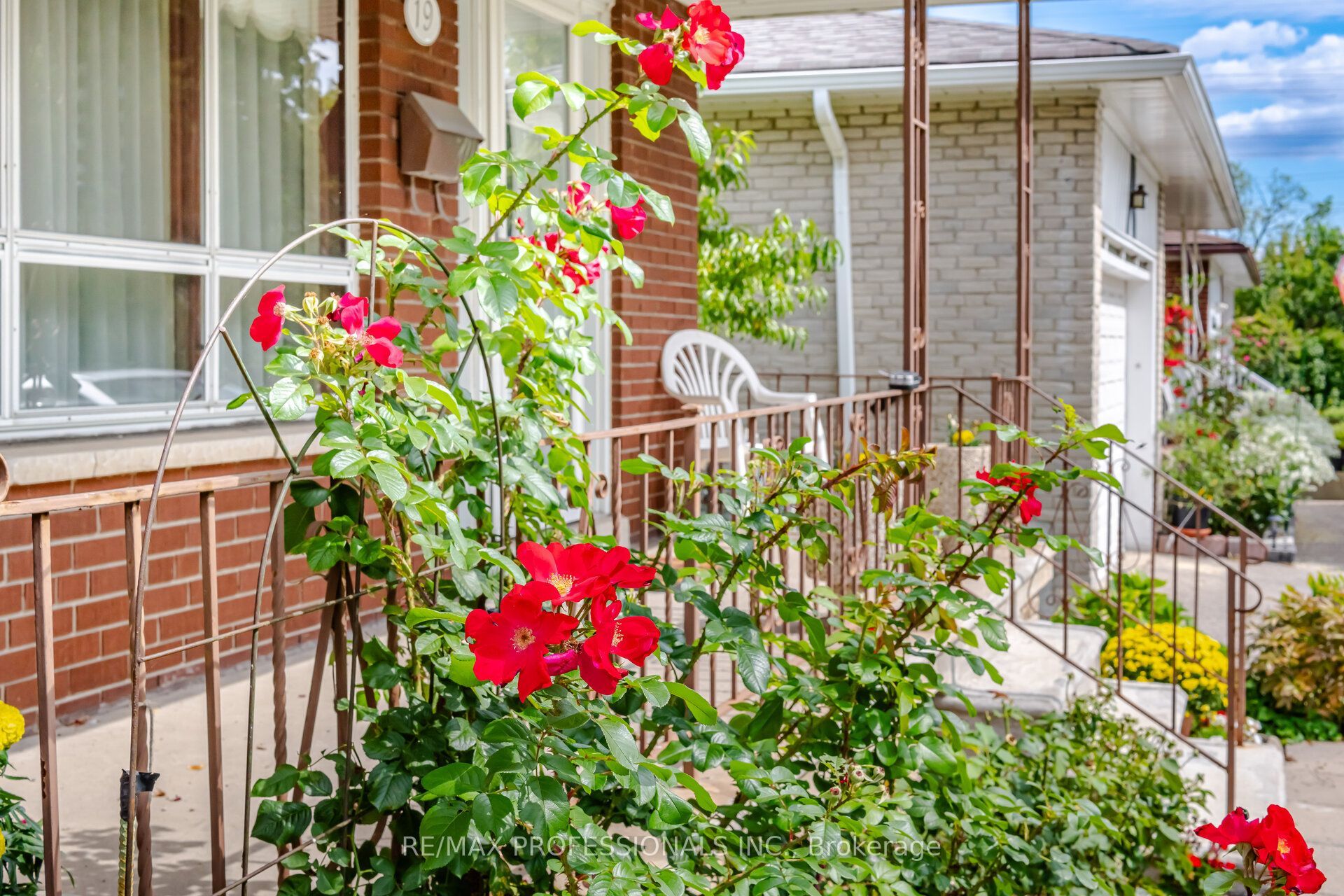 19 Earldown Drive, Toronto, ON M9R 2L4 photo 3