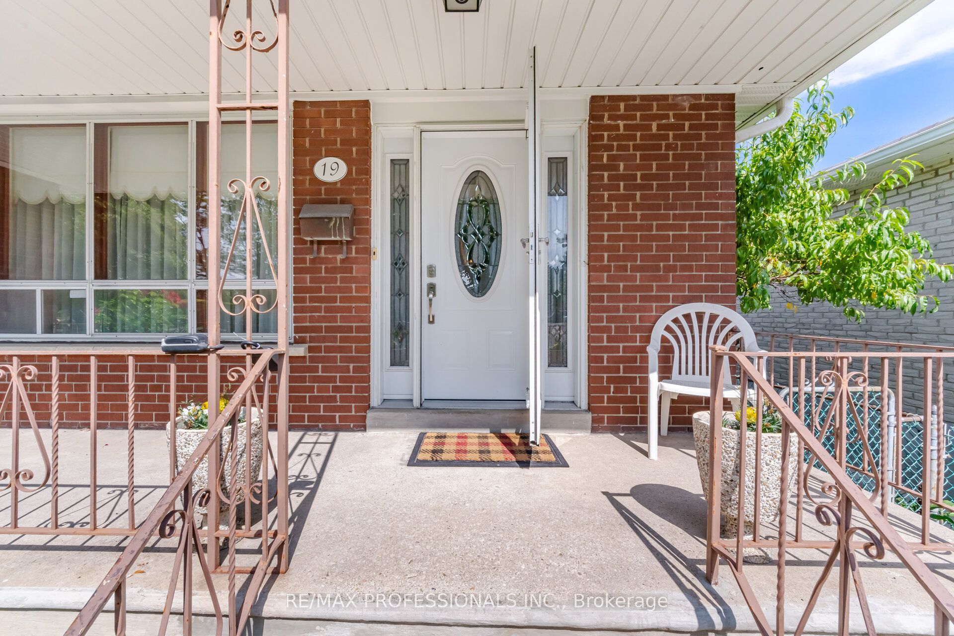19 Earldown Drive, Toronto, ON M9R 2L4 photo 4