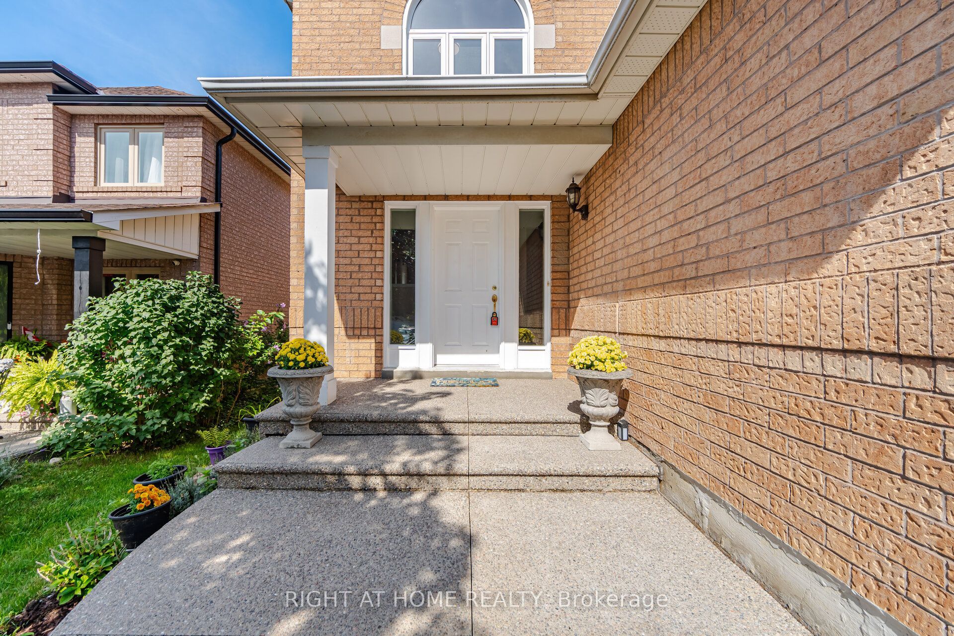975 Mantle Crescent, Mississauga, ON L5V 2G3 photo 2