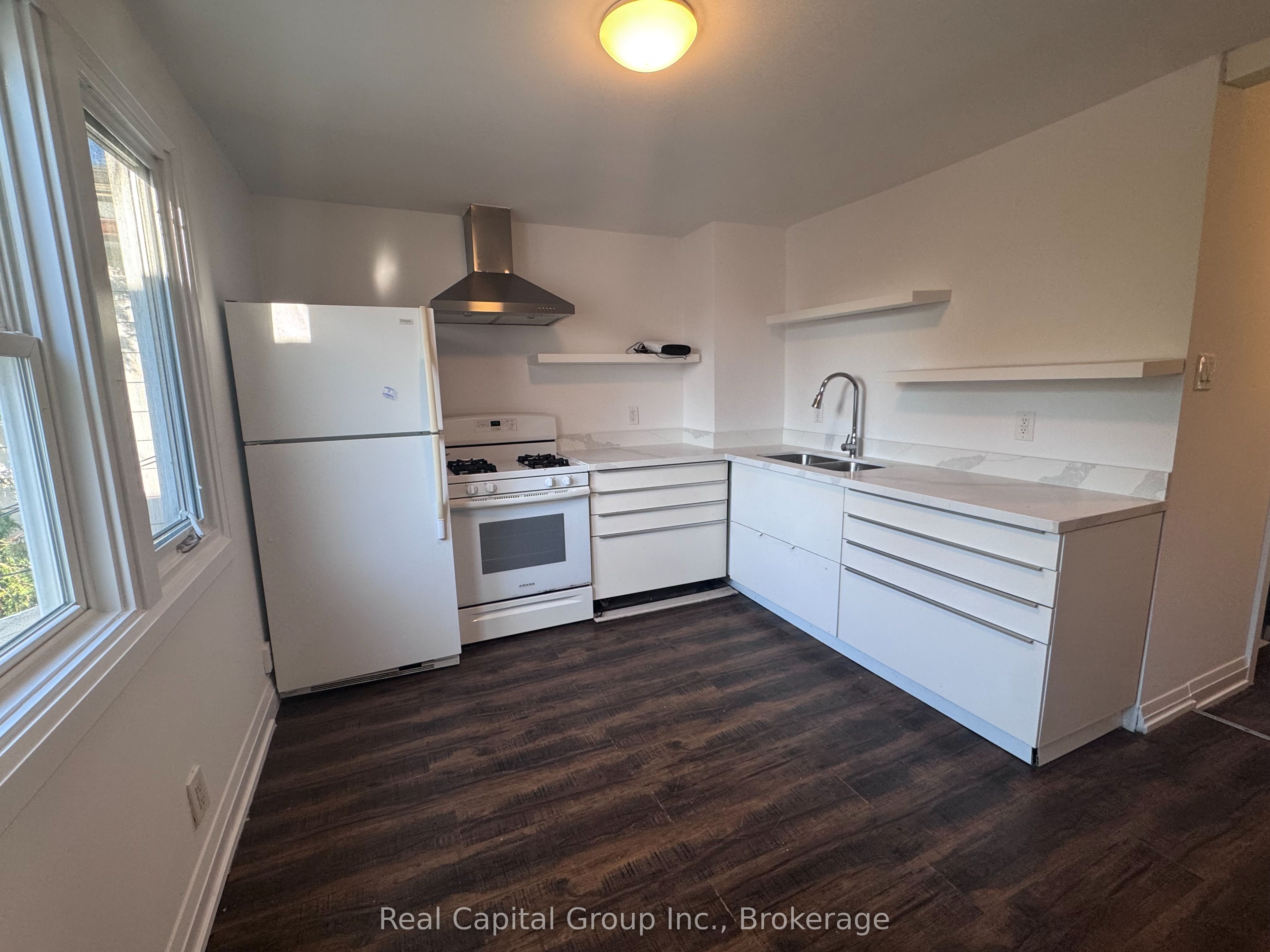 39 Pendrith Street S 2, Toronto, ON M6G 1R6