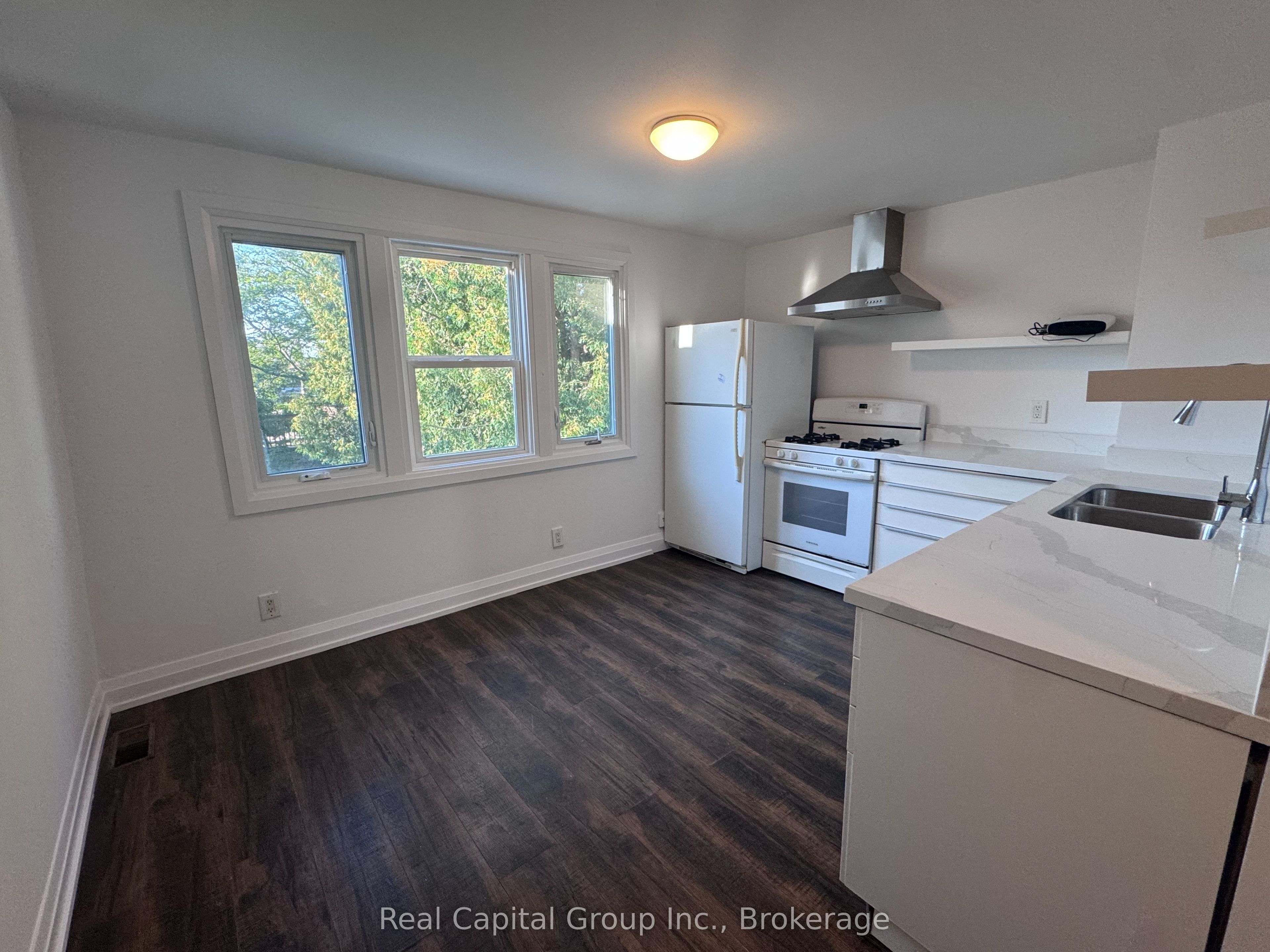 39 Pendrith Street S 2, Toronto, ON M6G 1R6 photo 2